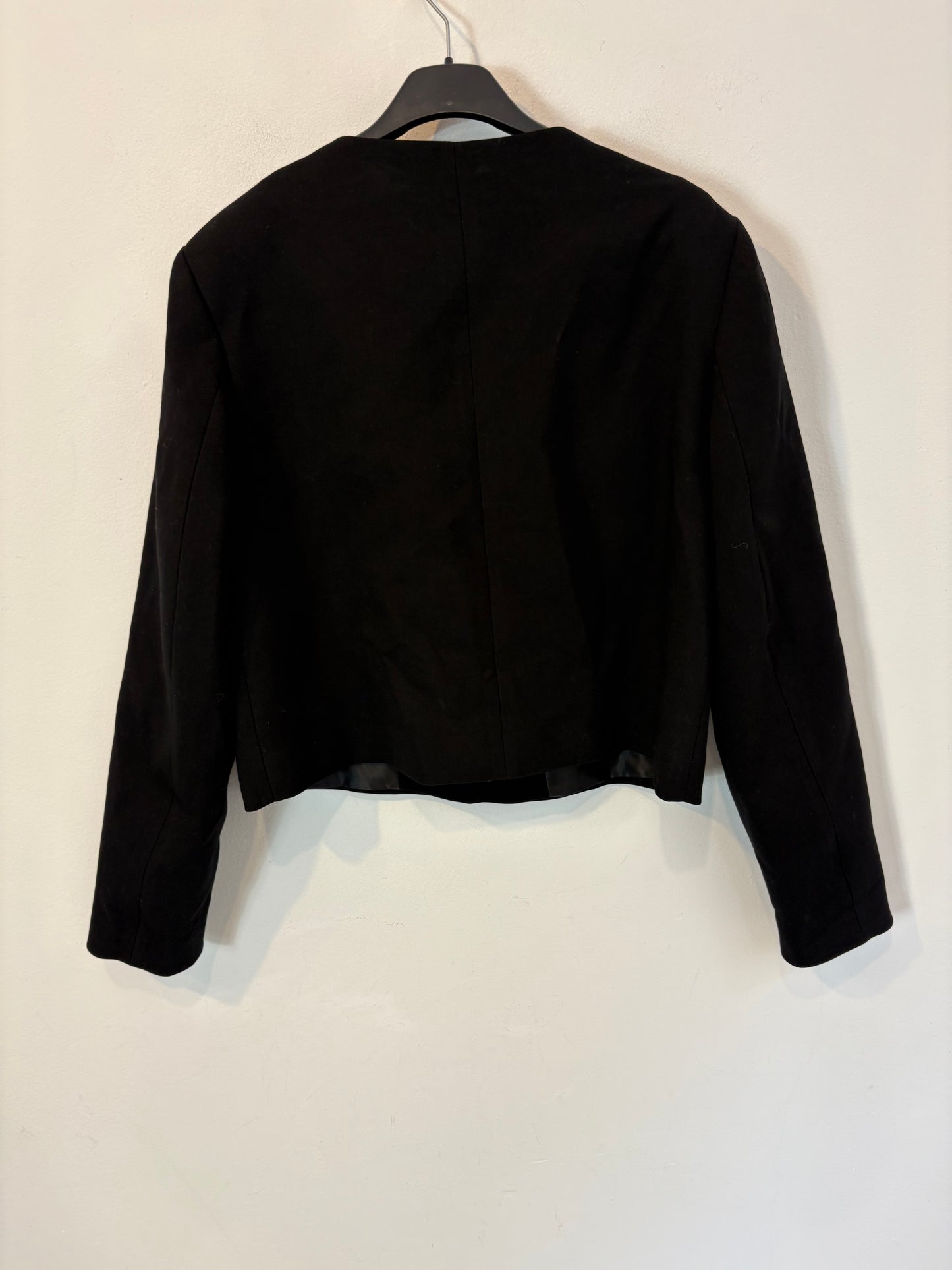 ZARA. Chaqueta negra botones dorados