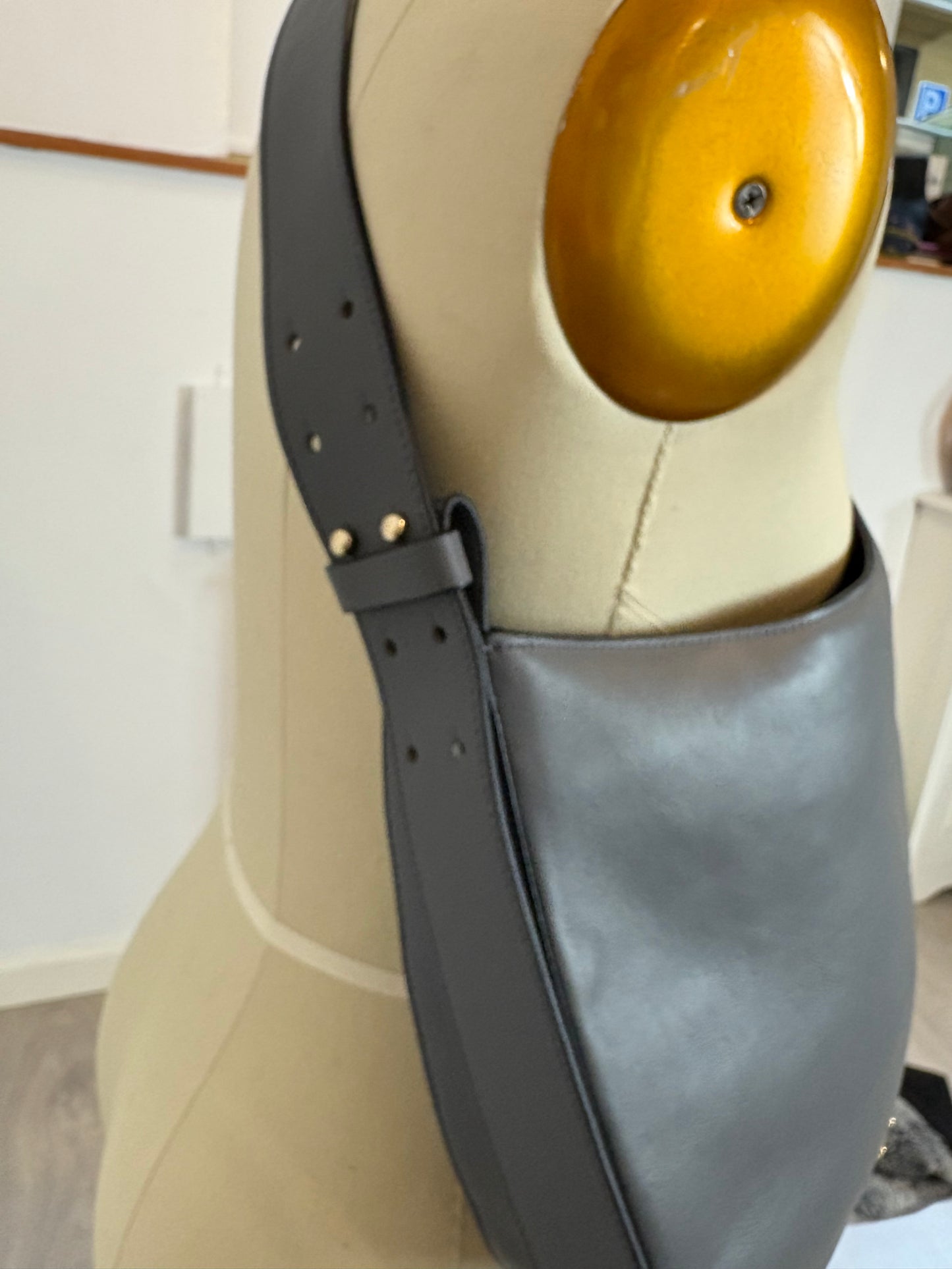 LATOUCHE. Bolso mediano piel plomo