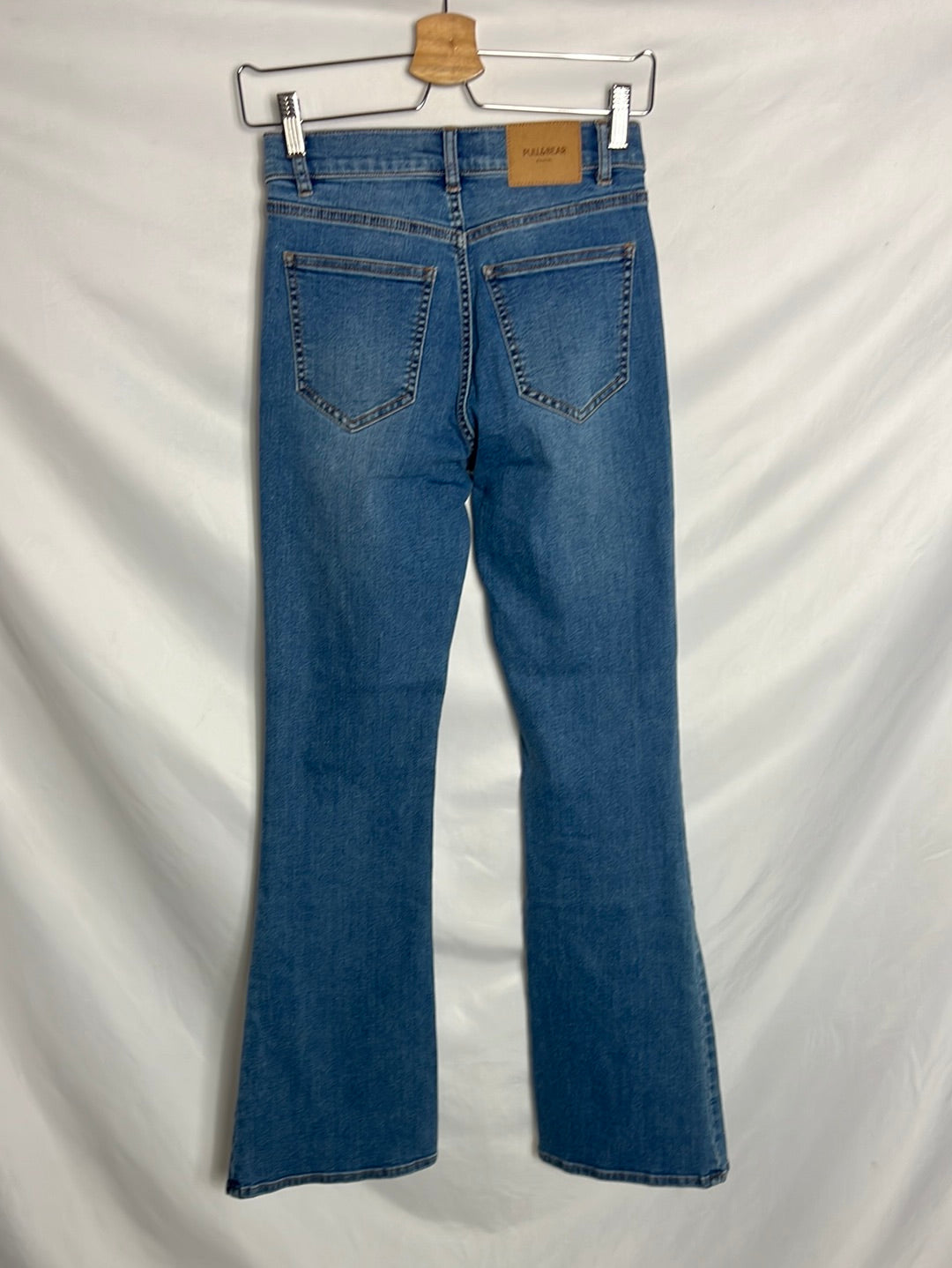 PULL&BEAR. Pantalón denim campana elástico. T 36