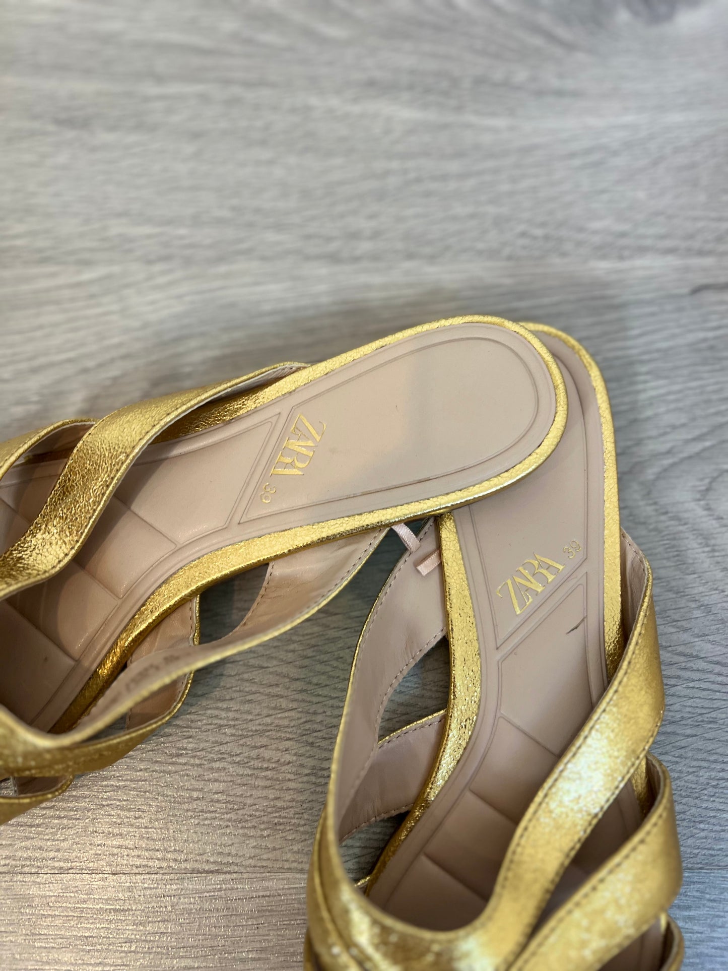 ZARA. Mules dorados T.39