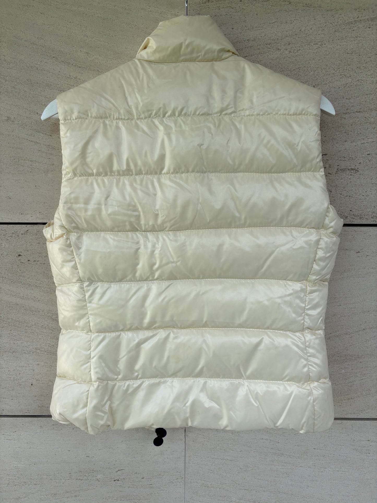 MONCLER. Chaleco ligero beige claro . T 2 (S/M)