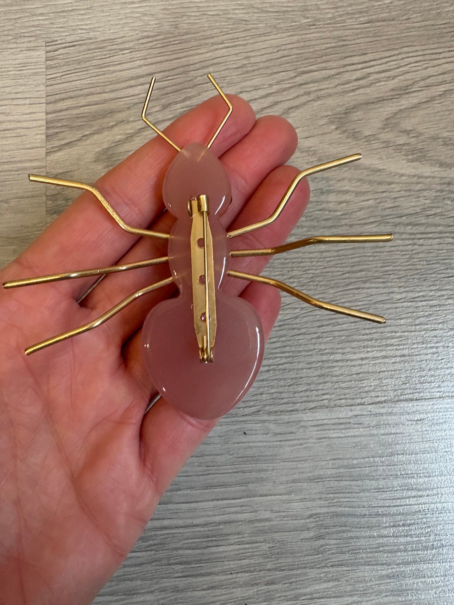 OTRAS. Broche insecto en rosa
