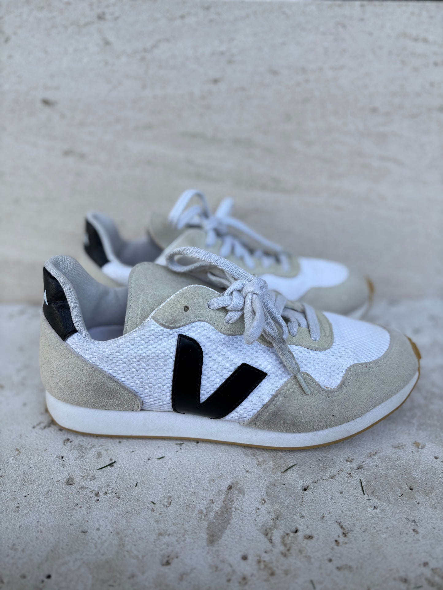 VEJA. Zapatillas blancas logo azul