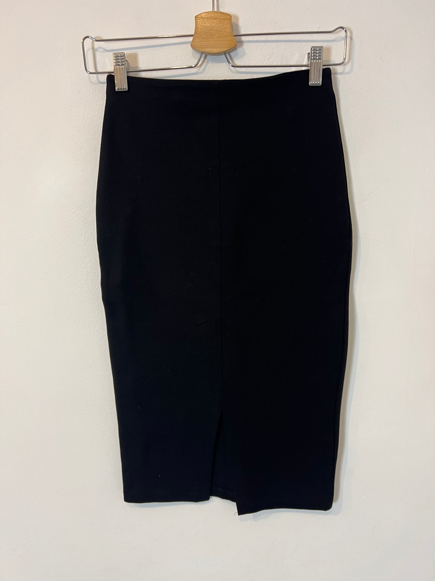 H&M. Falda tubo elástica abalorios. T XS