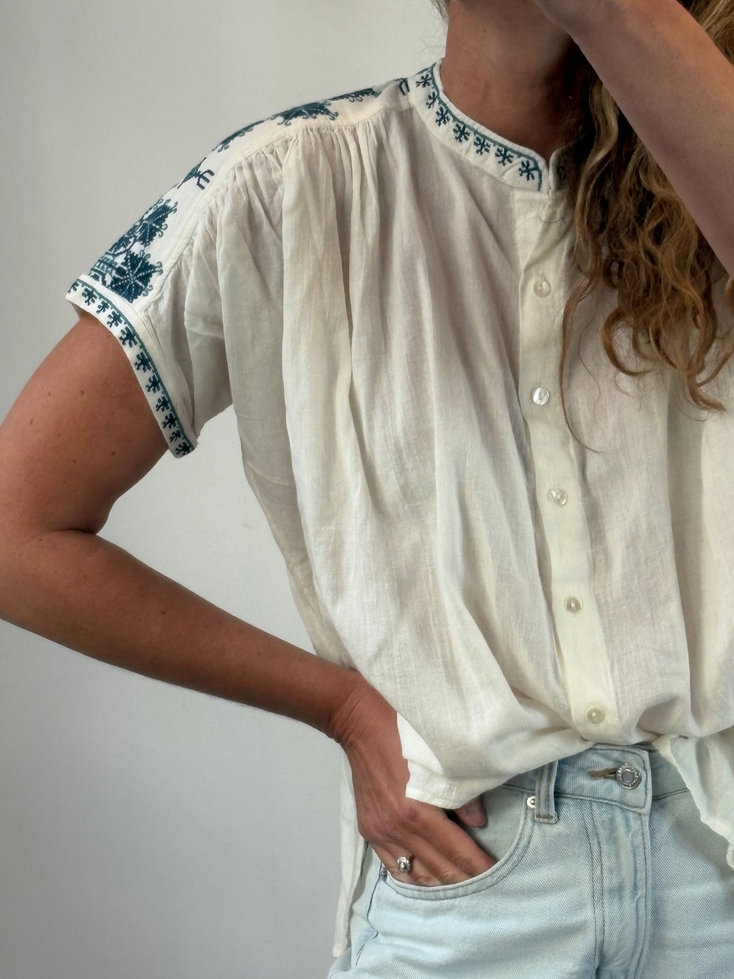 STAR MELA. Blusa blanca bordados azules