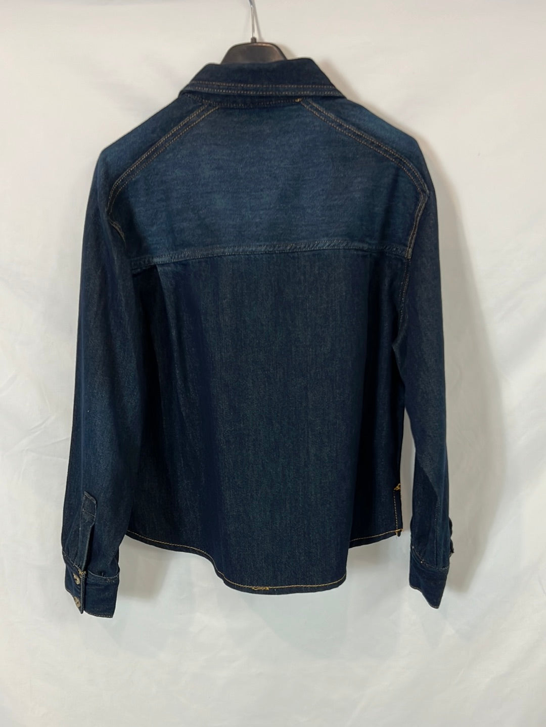 MASSIMO DUTTI. Sobre camisa denim bolsillos. T S