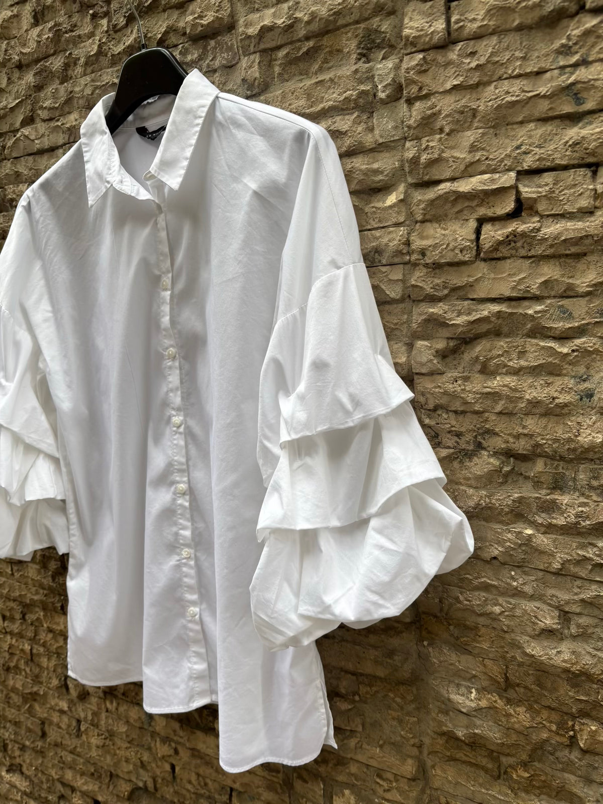 ZARA. Blusa blanca mangas farol