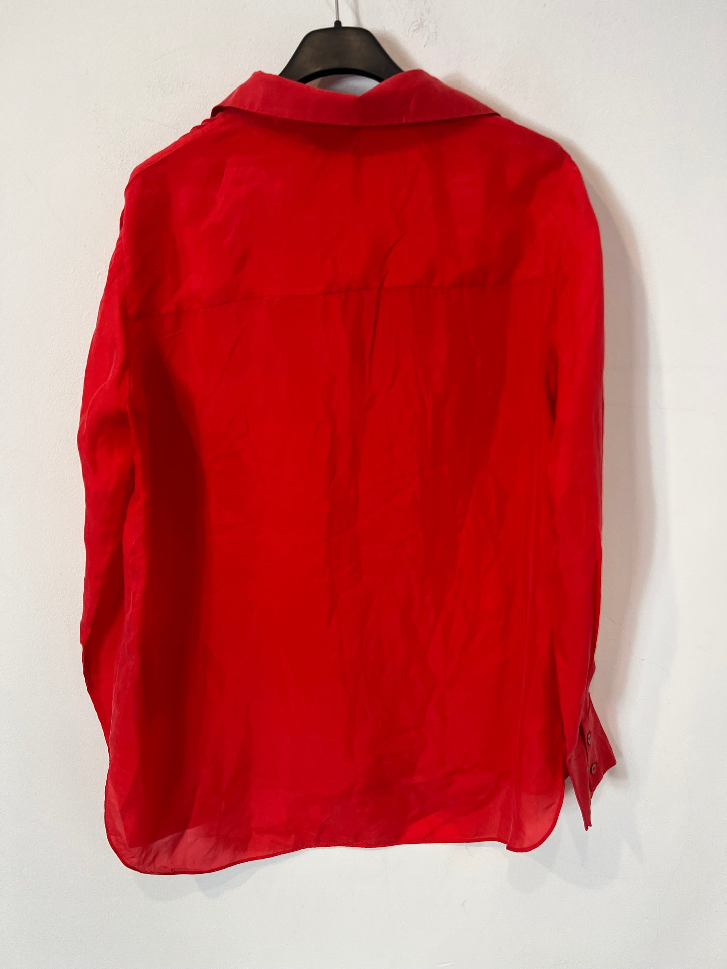 MASSIMO DUTTI. Blusa roja seda fluida T.38