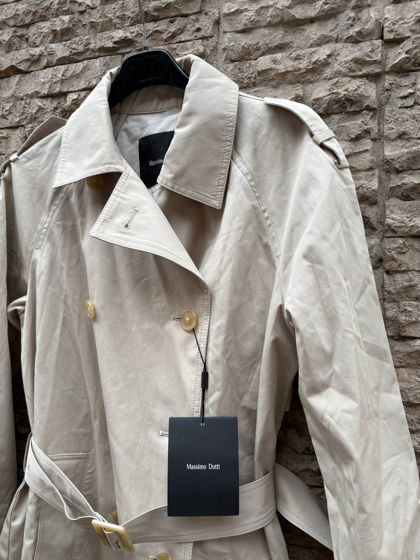 MASSIMO DUTTI. Gabardina beige clásica