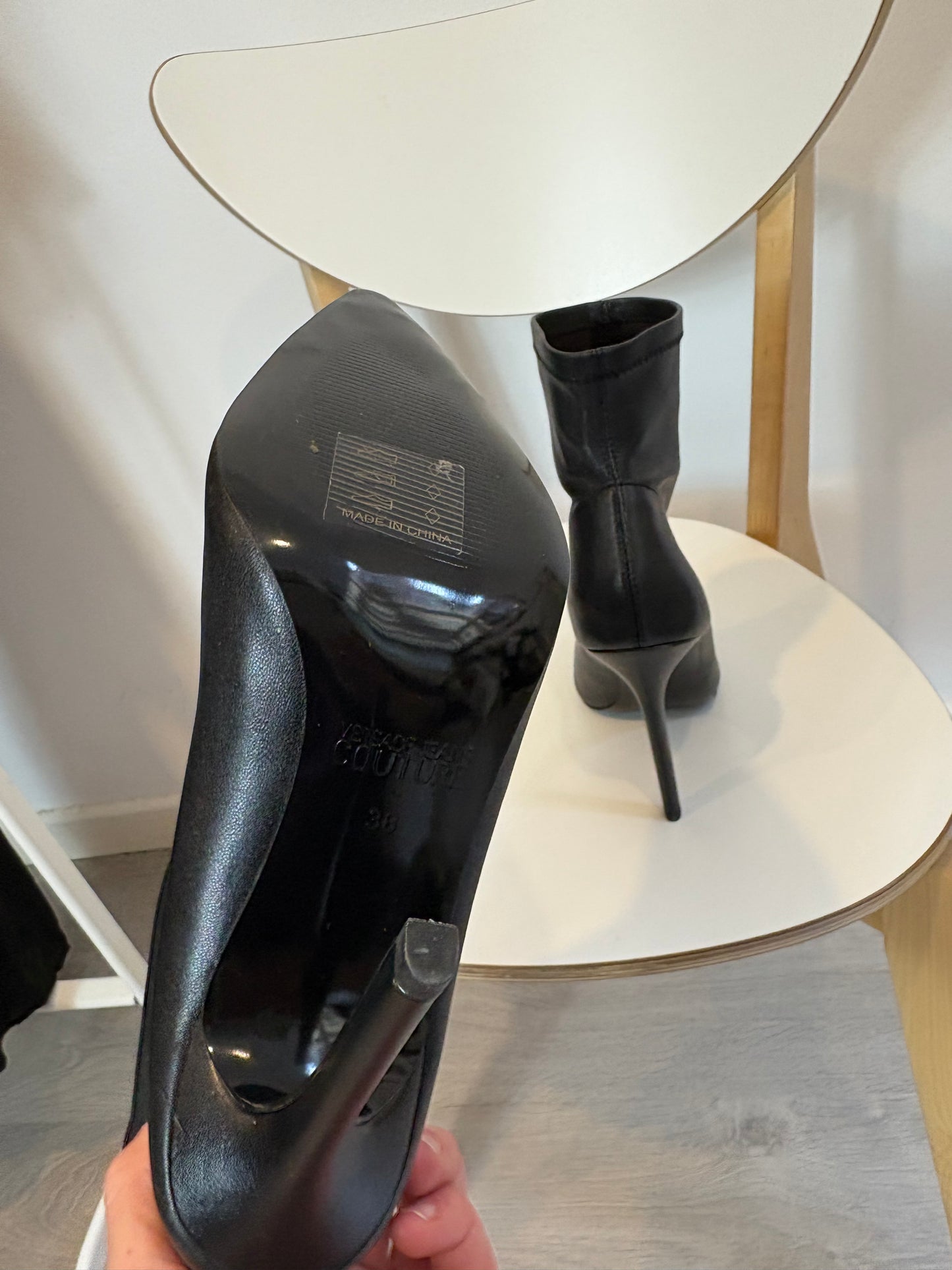 VERSACE JEANS COUTURE. Botines negros detalle dorado