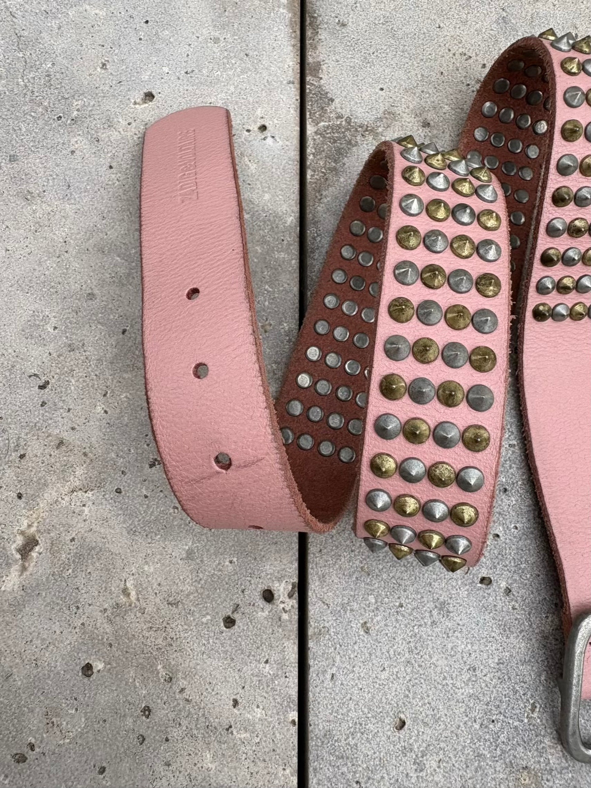 ZADIG & VOLTAIRE. Cinturón piel rosa tachuelas