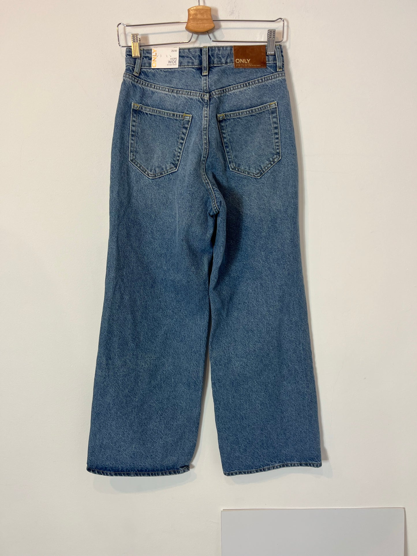 ONLY. Pantalón denim ancho T.25(34)