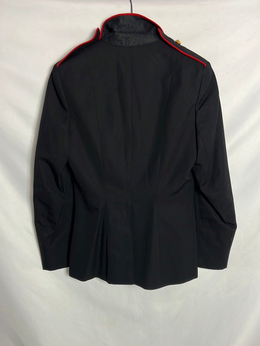 OTRAS. Blazer negra botones dorados. T38 (Tara)