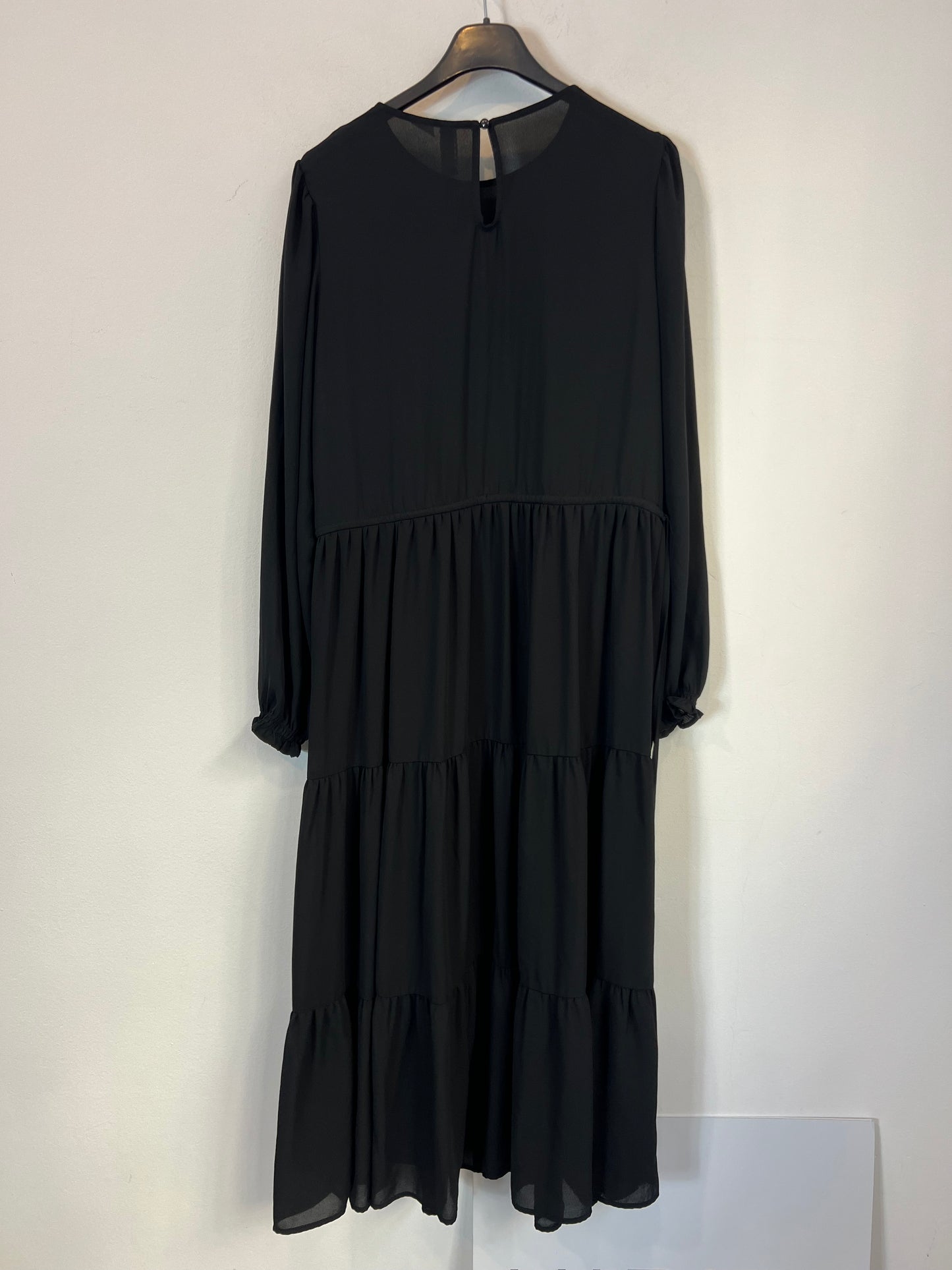 H&M. Vestido midi negro fluido. T 38