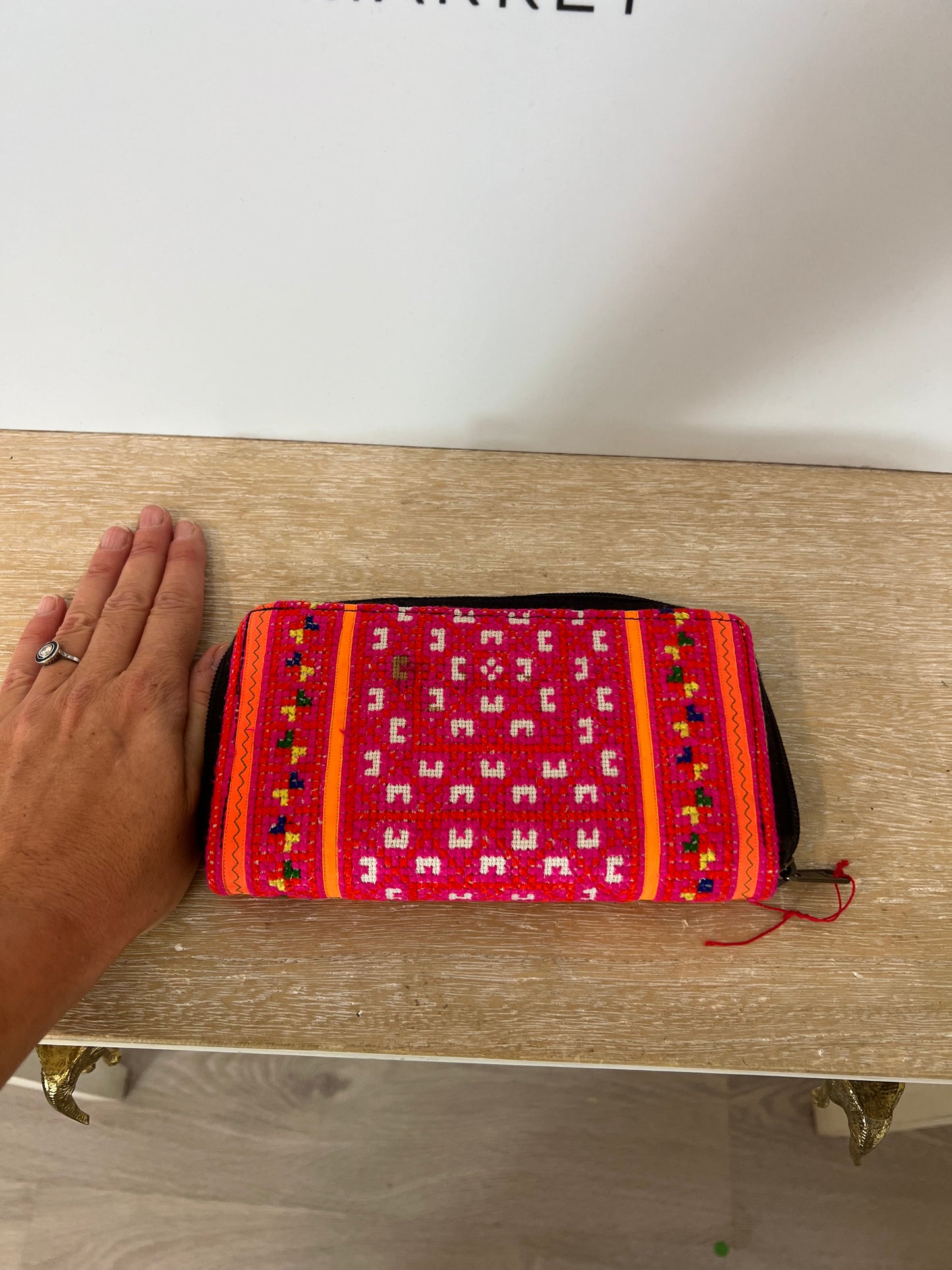 OTRAS. Cartera bordados colores