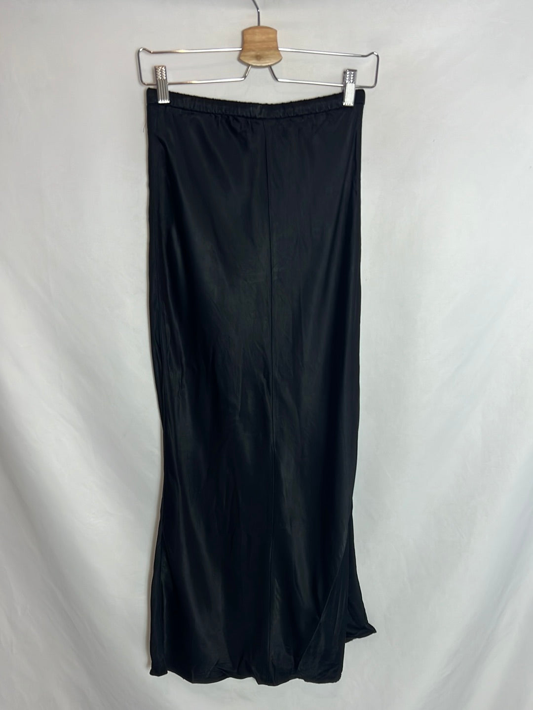 ZARA. Falda midi satinada negra. T XS