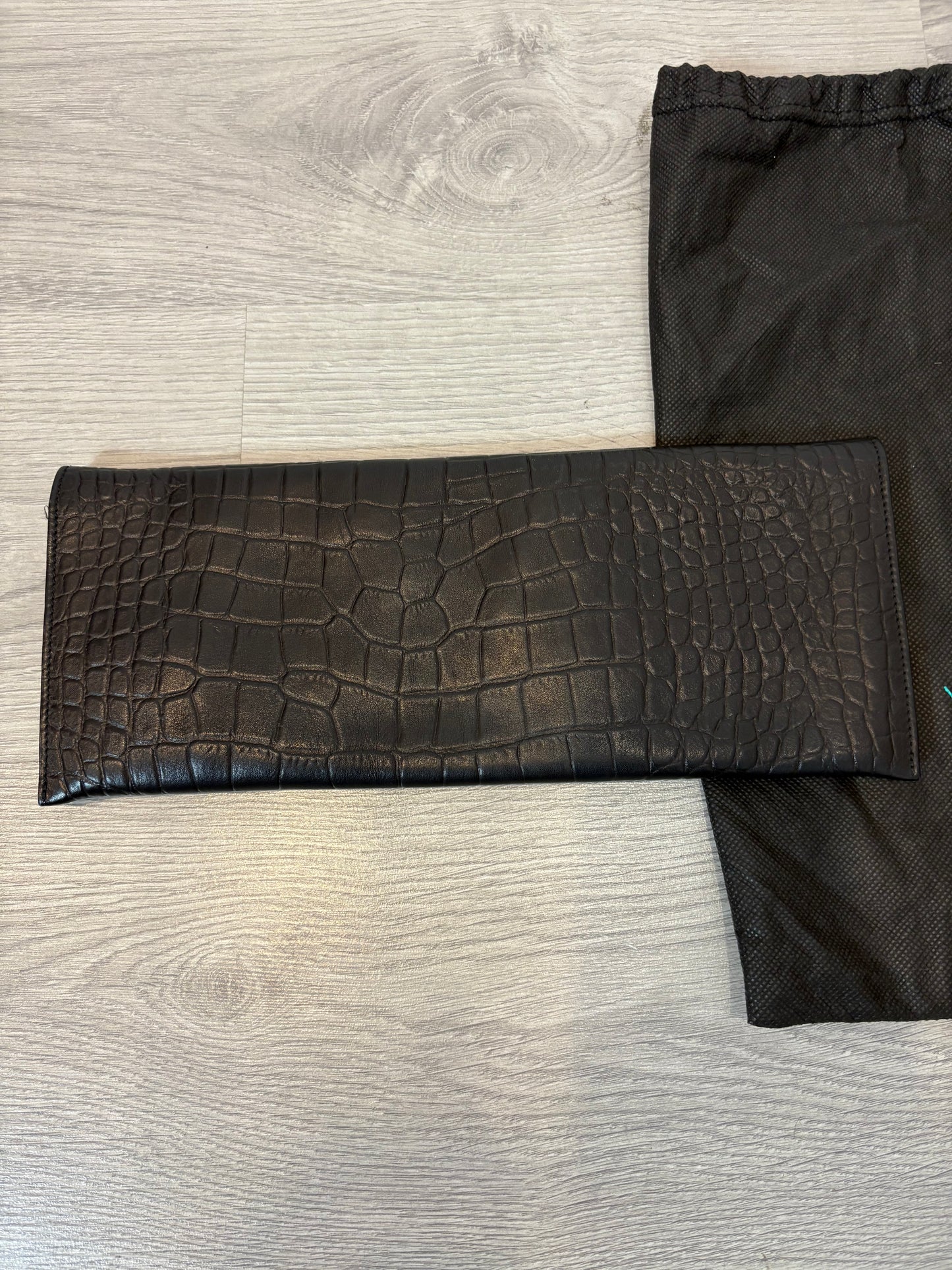 VERDE ESMERALDA . Cartera de mano negra troquelada