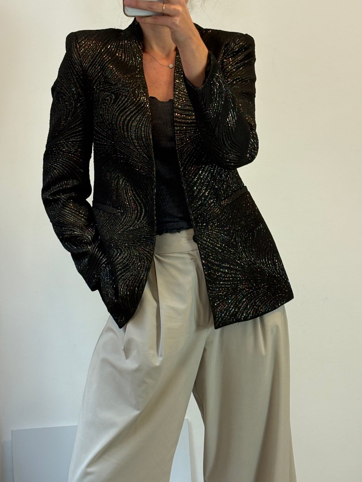 ZARA. Blazer negra hilos dorados