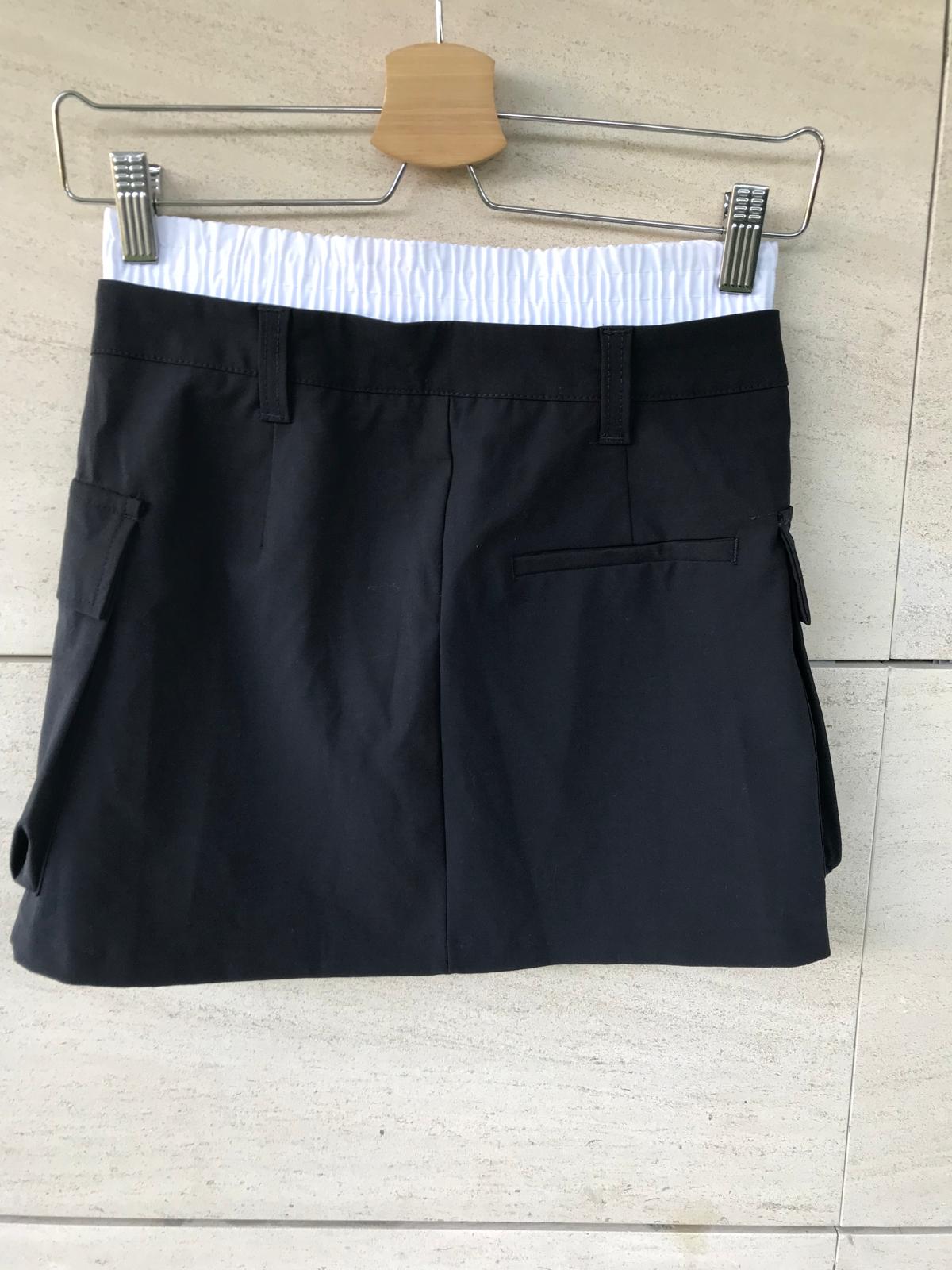 Falda corta azul detalle cintura