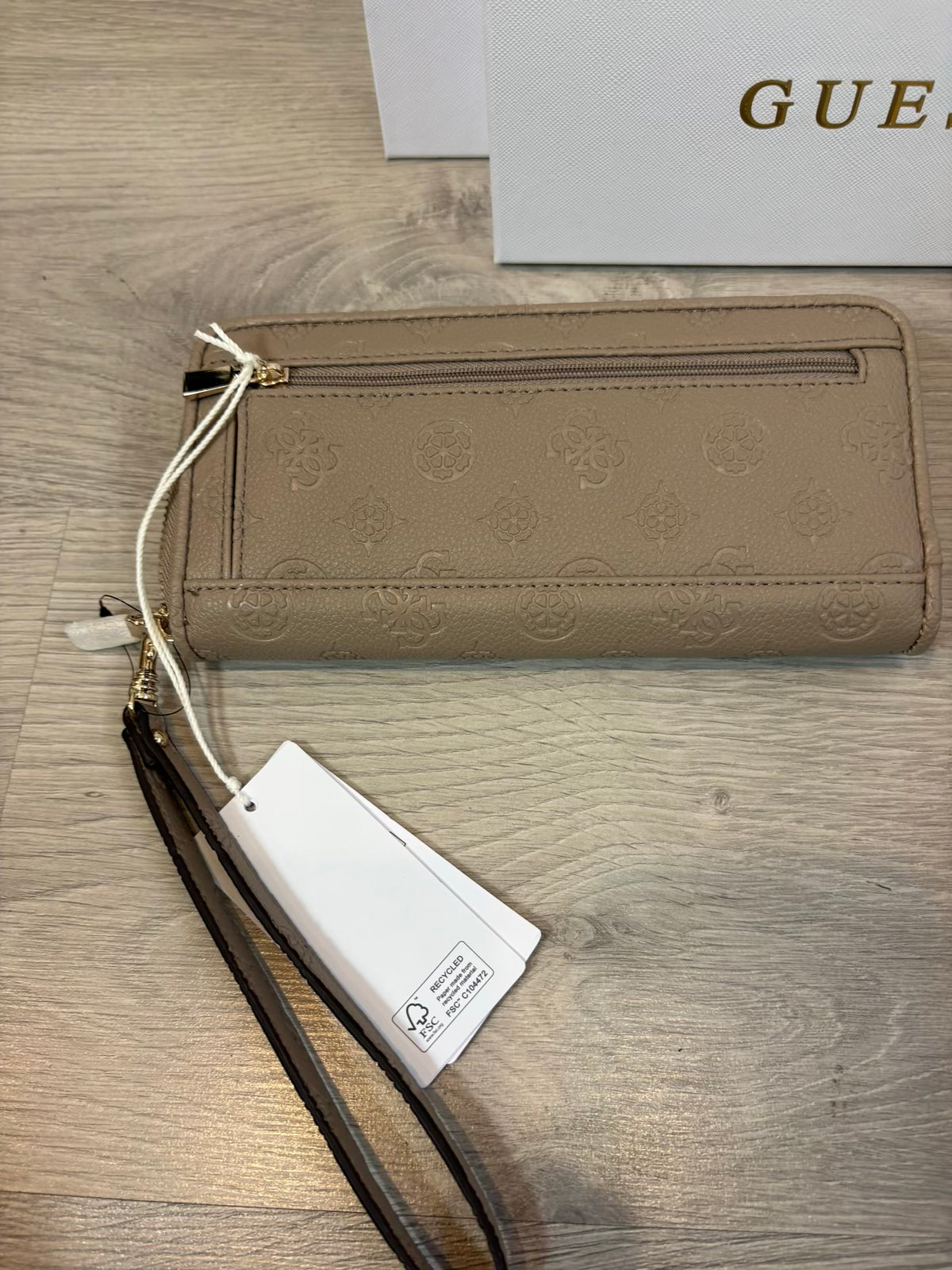 GUESS. Cartera beige logo