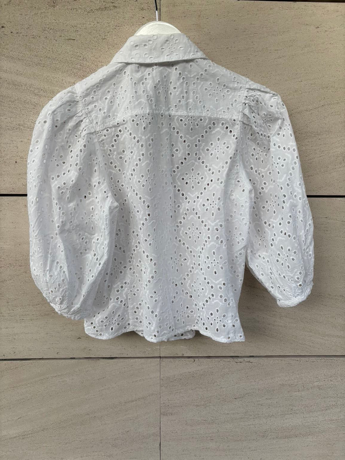 ZARA. Blusa blanca troquelada