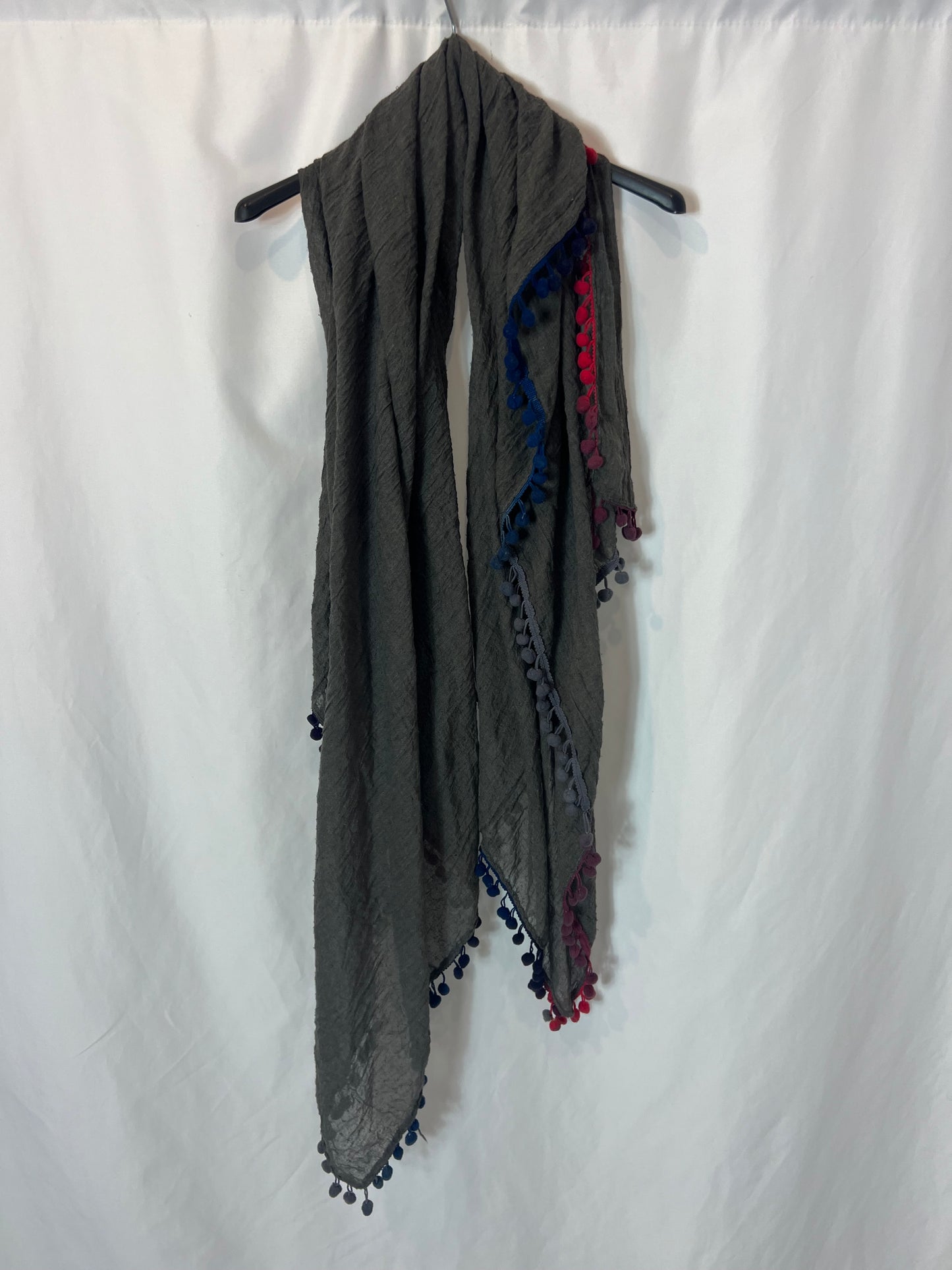 OTRAS. Fular gris borlas