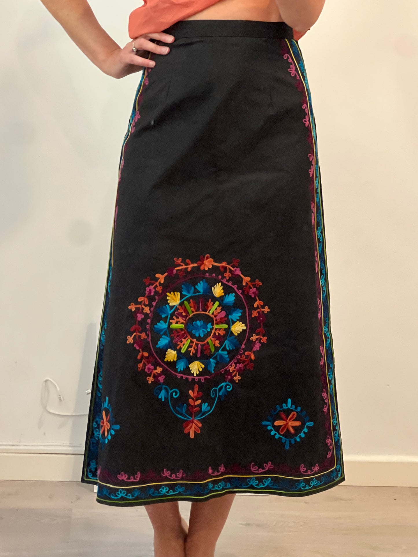 IQ COLLECTION. Ts embroidered black midi skirt