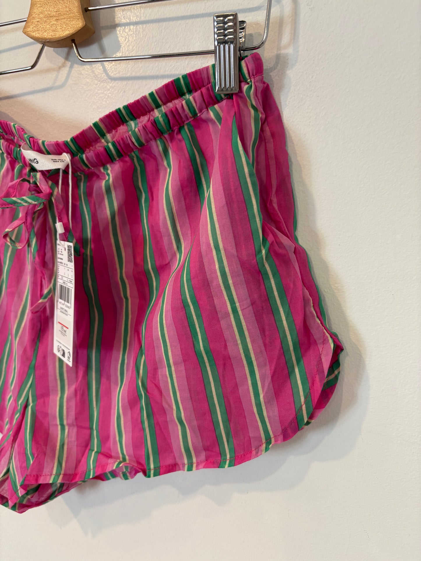 MANGO. Pantalón corto fucsia rayas. T S