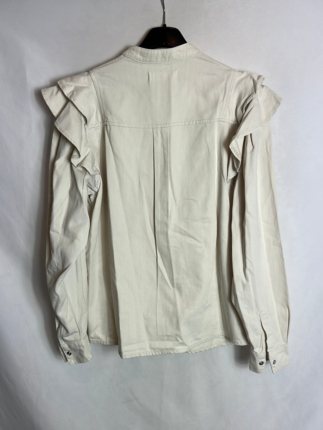 MANGO. Blusa denim color crudo volante. T M