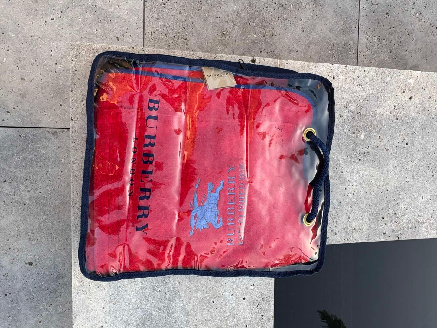 BURBERRY. Toalla de playa roja logo