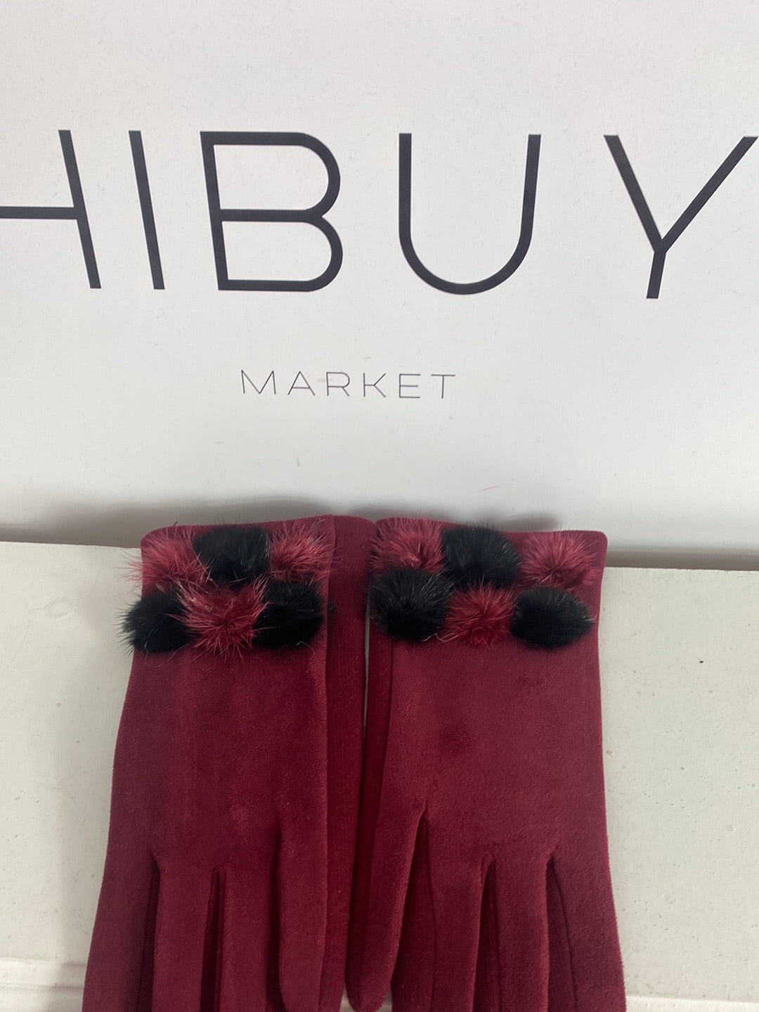 GLOKO. Burgundy fur gloves.