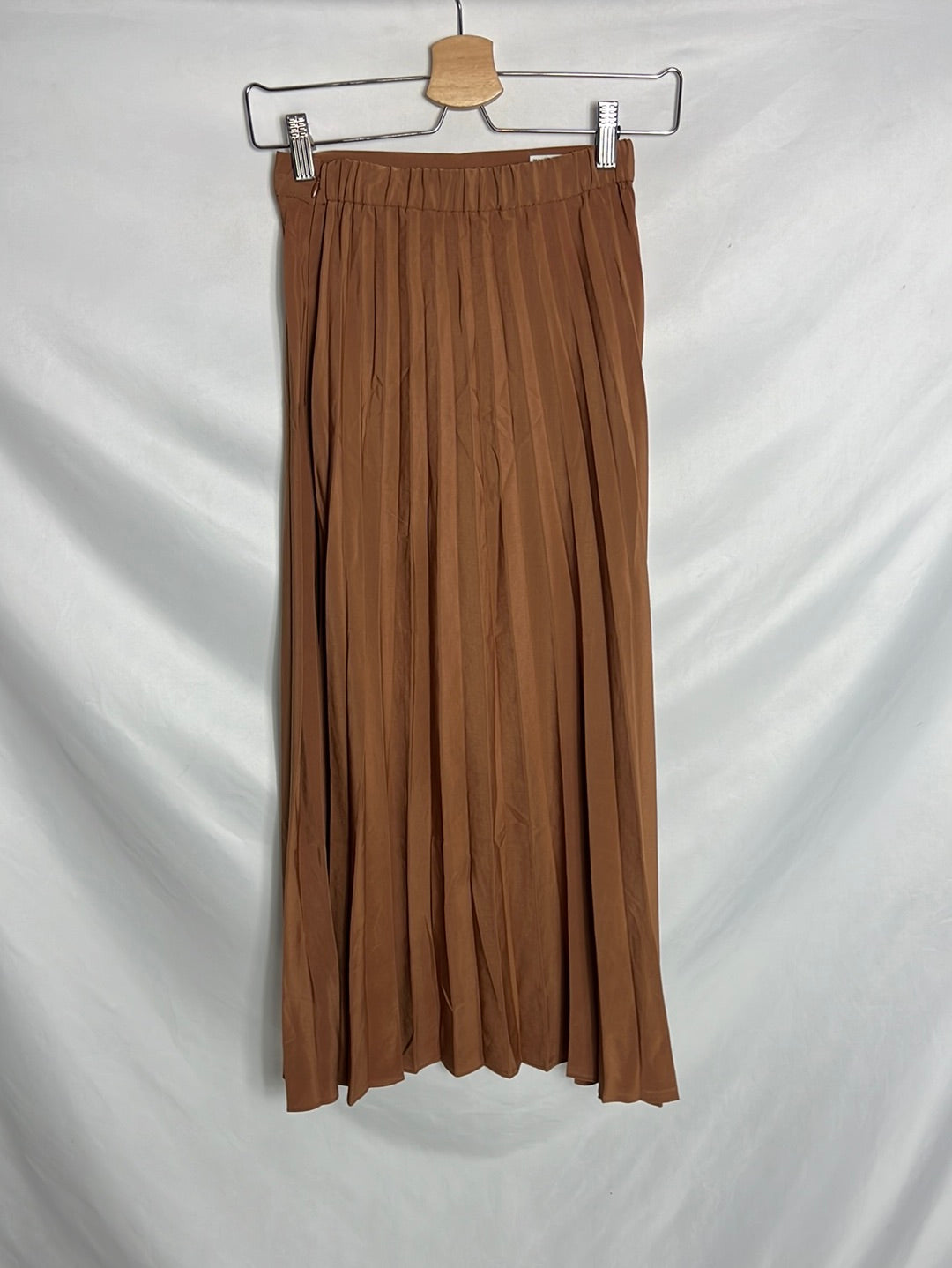 PULL&BEAR . Falda midi camel plisada. T S