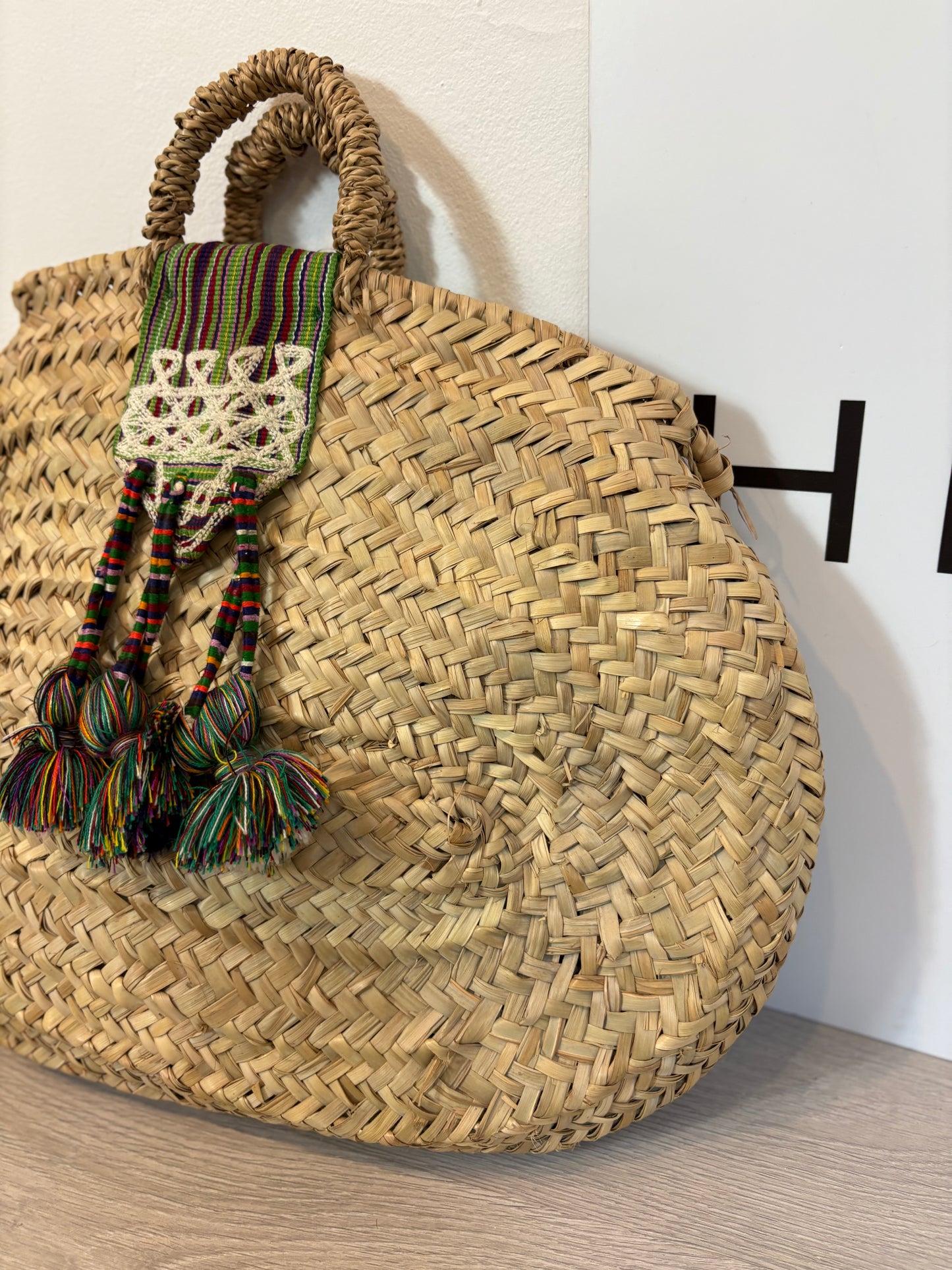 Capazo rafia detalles étnicos hecho a mano