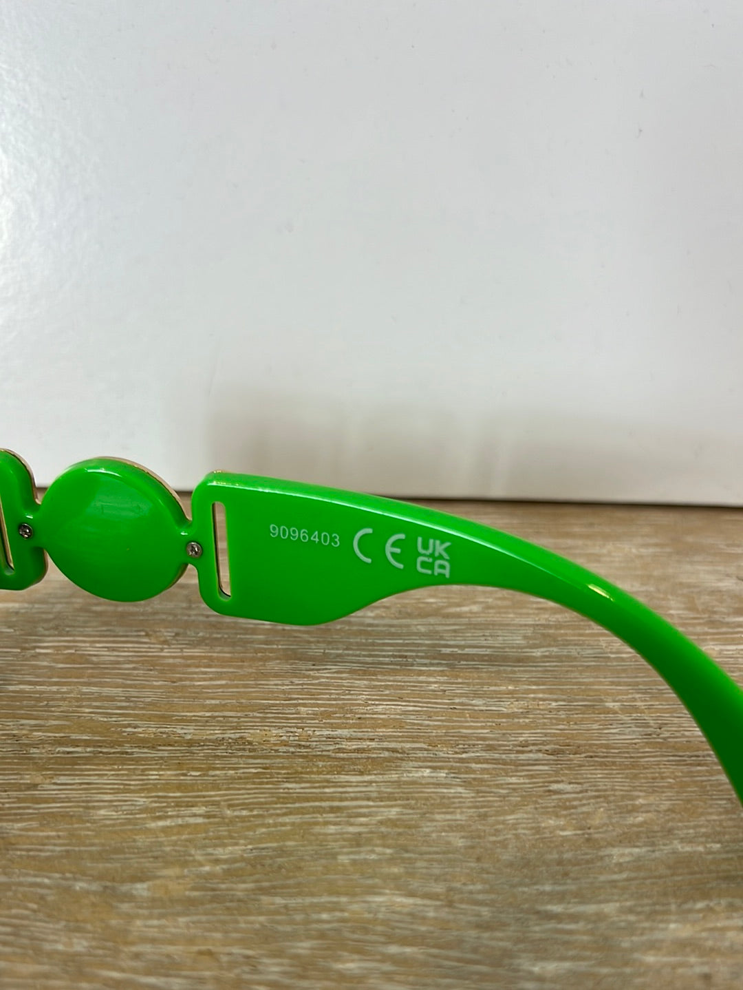 OTRAS. Gafas de sol verdes detalle patillas