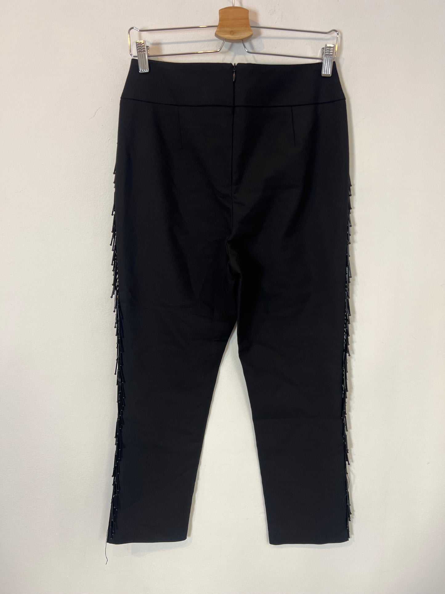 ZARA. Pantalón negro abalorios. T L