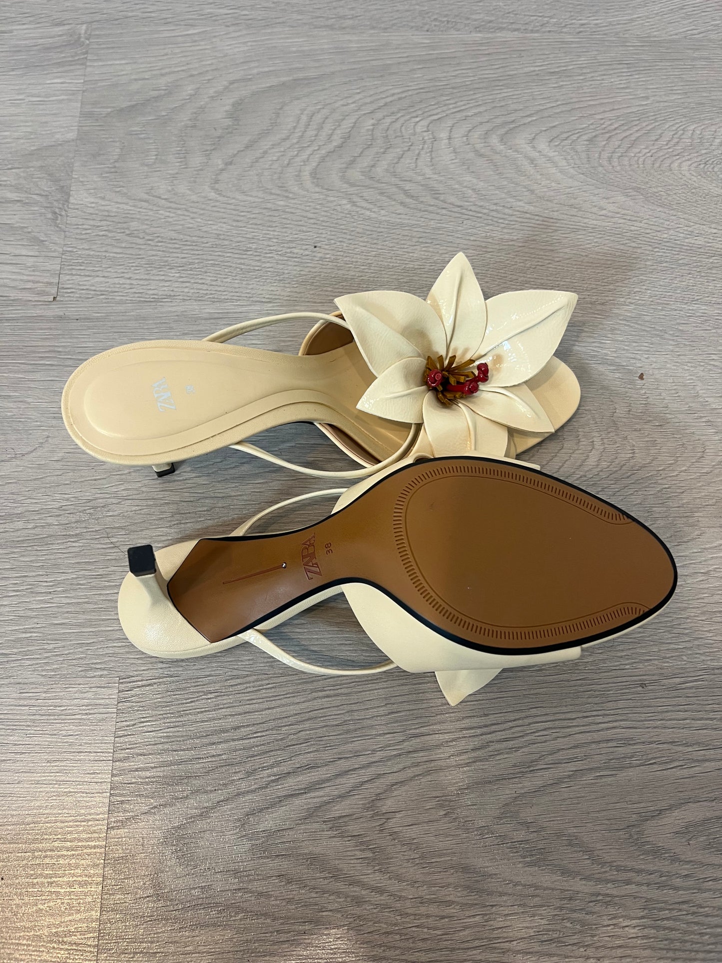 ZARA. Sandalia beige flor. T 38