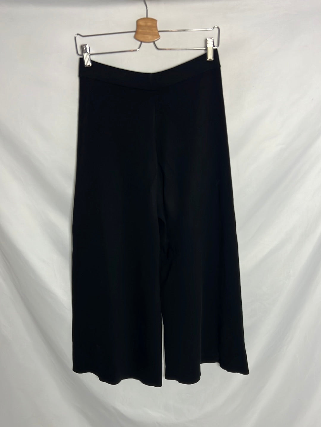 MASSIMO DUTTI. Pantalón culotte negro textura. T M