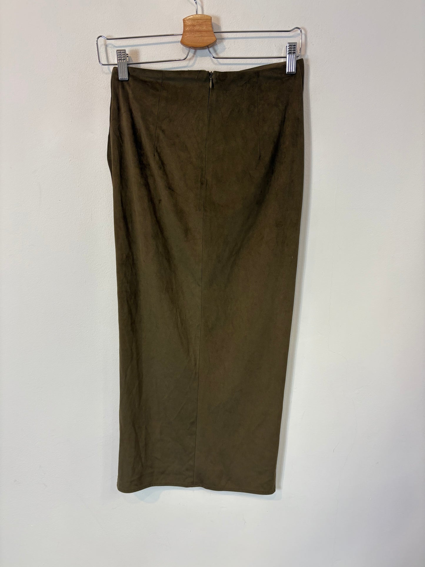 ZARA. Falda midi verde efecto piel