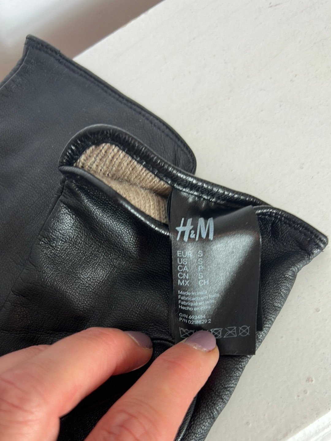H&M. Black leather gloves Ts