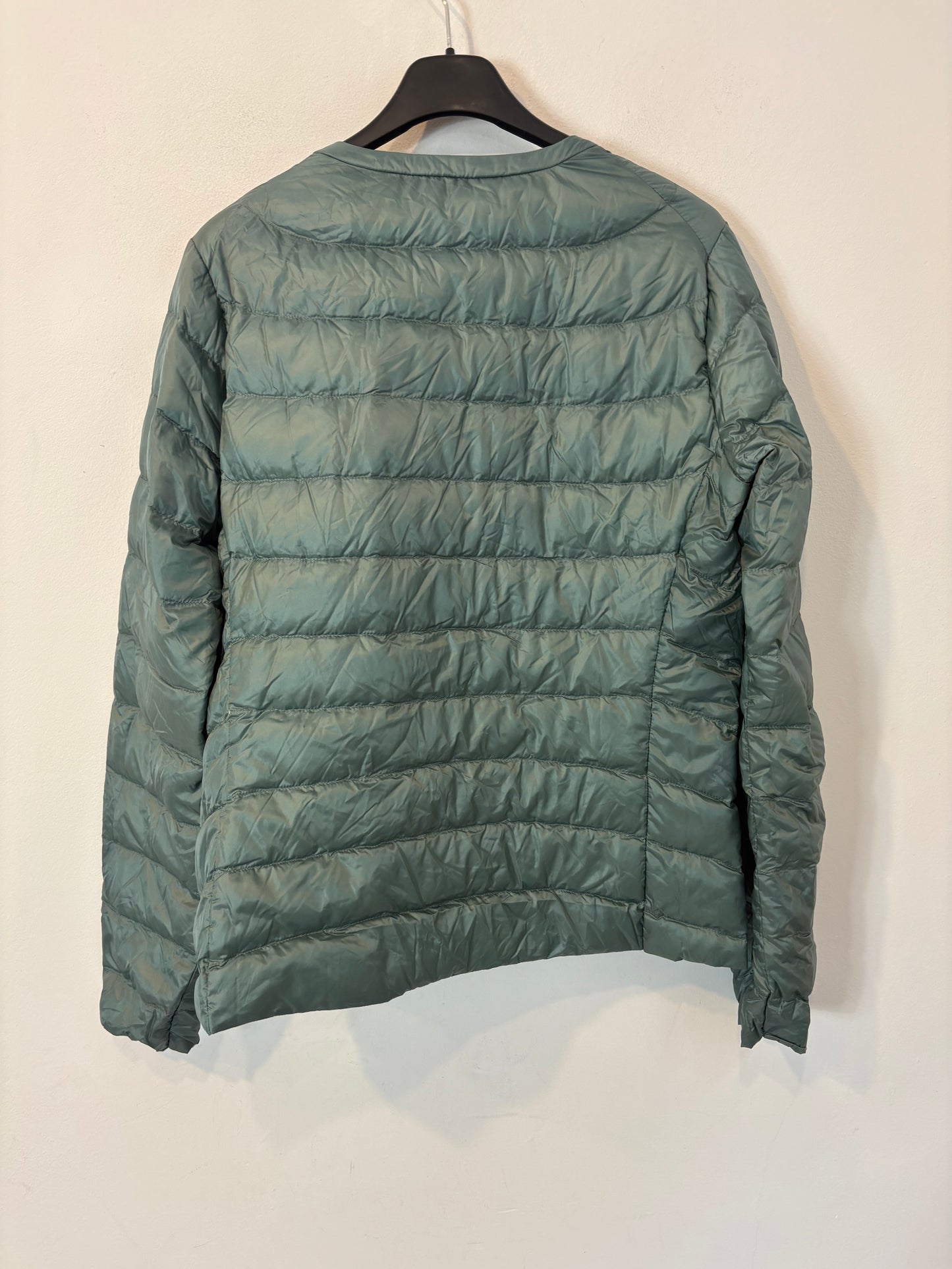 UNIQLO. Chaqueta plumas ultraligera verde claro
