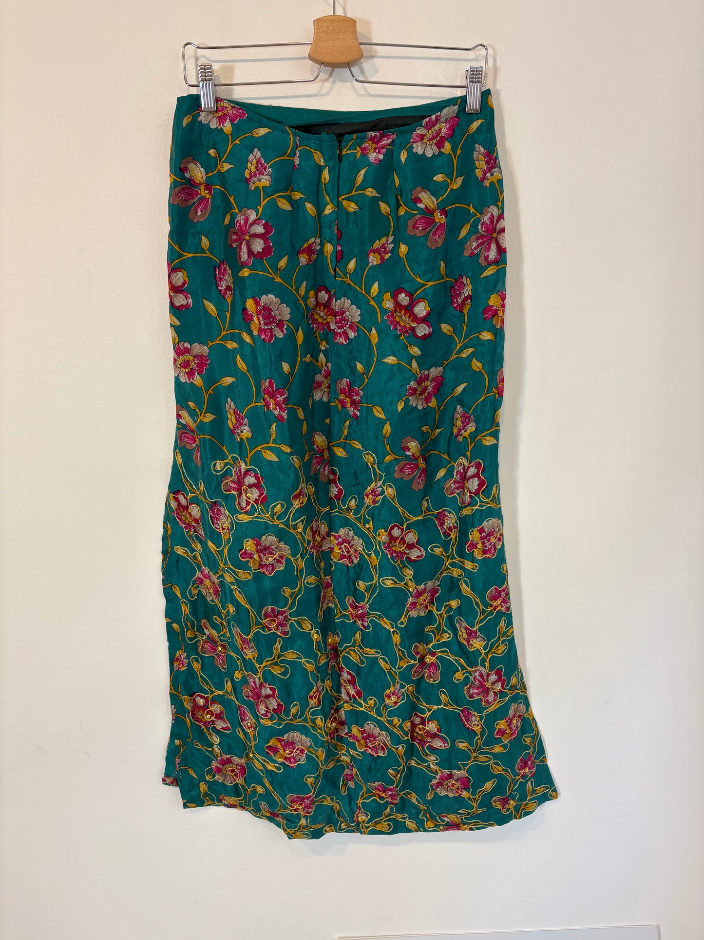 OTRAS.Falda bordados aberturas. T S