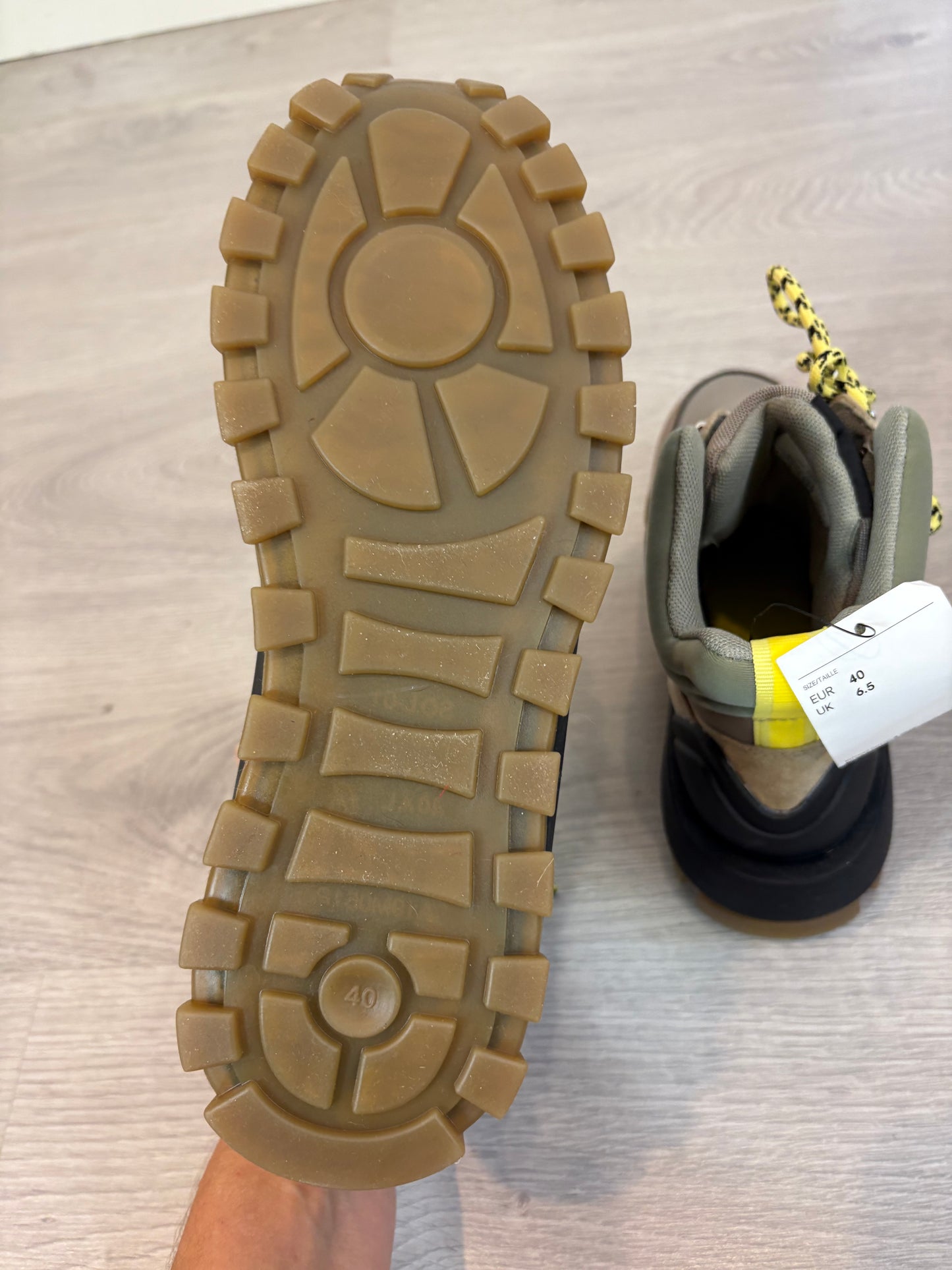 H&M. Botas montaña detalles fluor . T 40