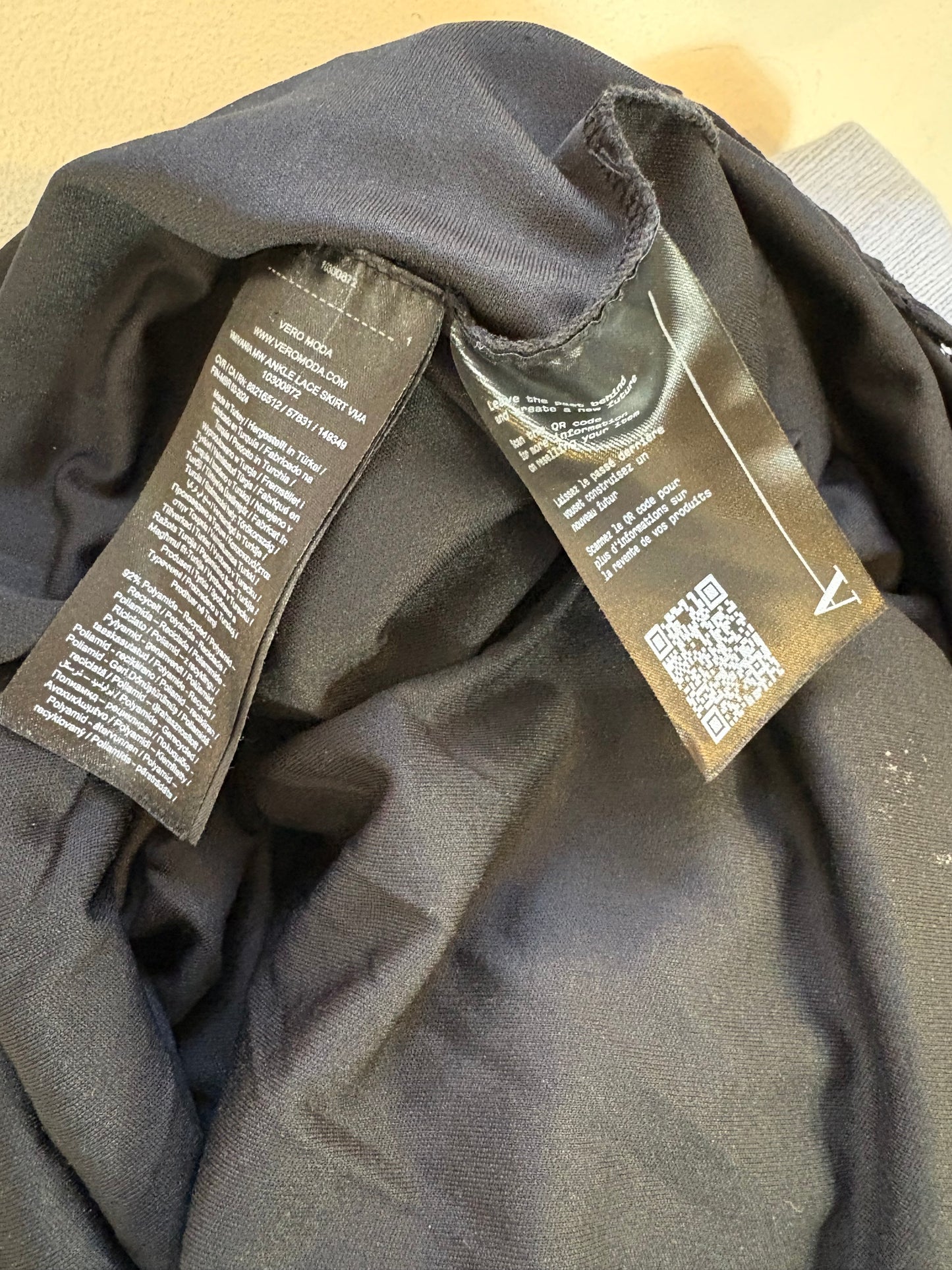 AWARE. Falda larga negra textura