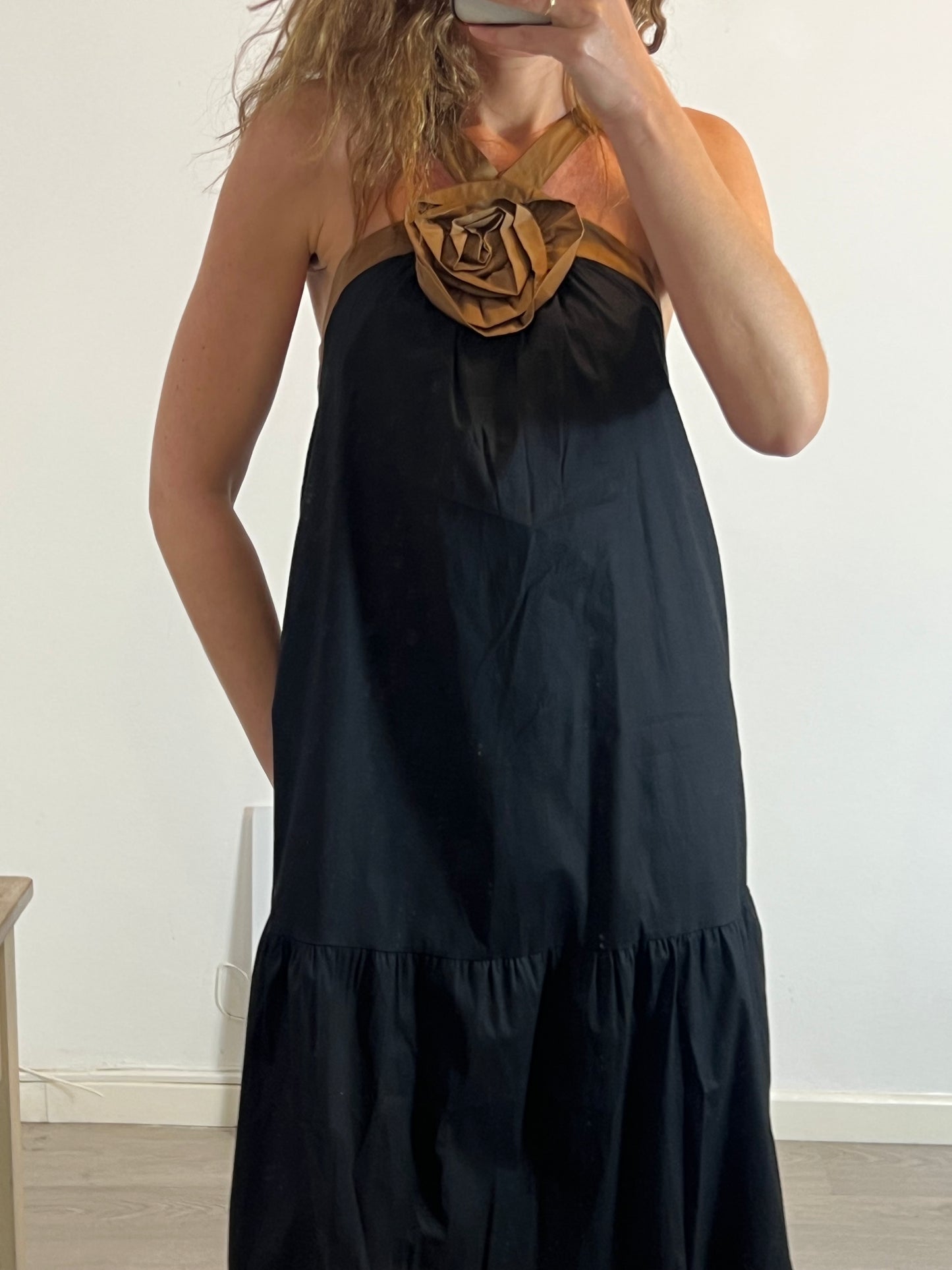 OTRAS. Vestido largo negro halter flor. T S/M