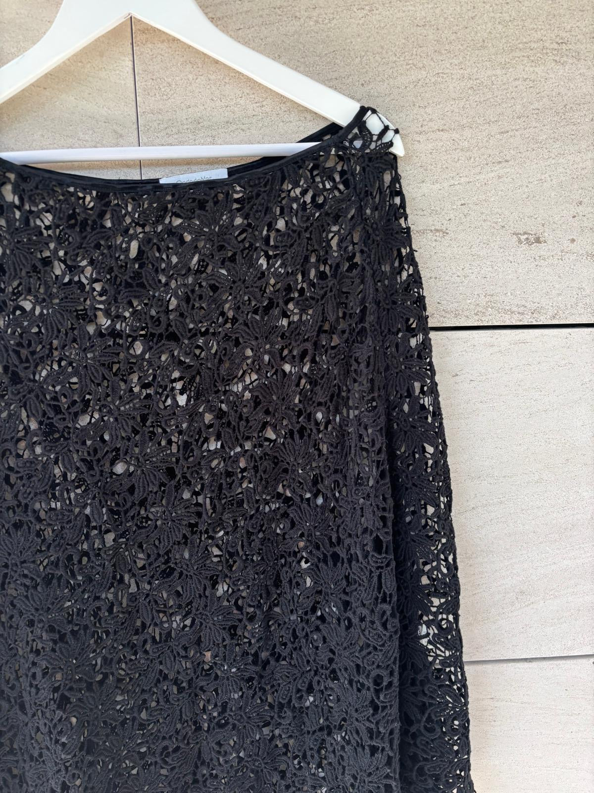 ONDADEMAR. Poncho negro croché