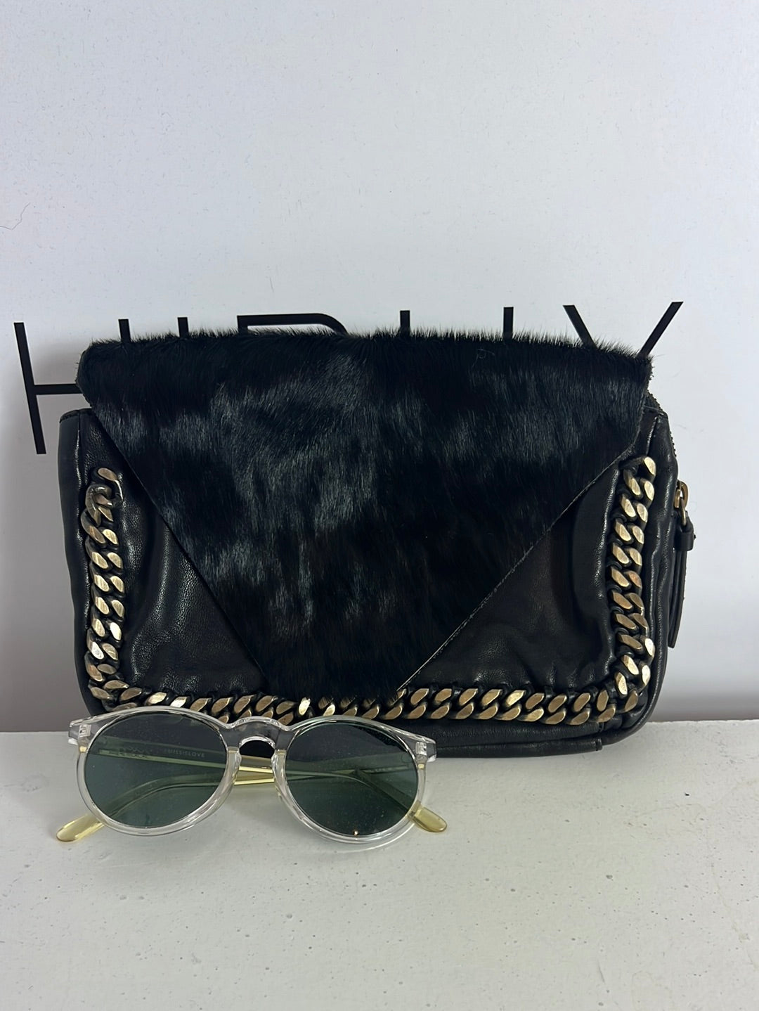 INTROPIA. Bolso de mano piel doble textura