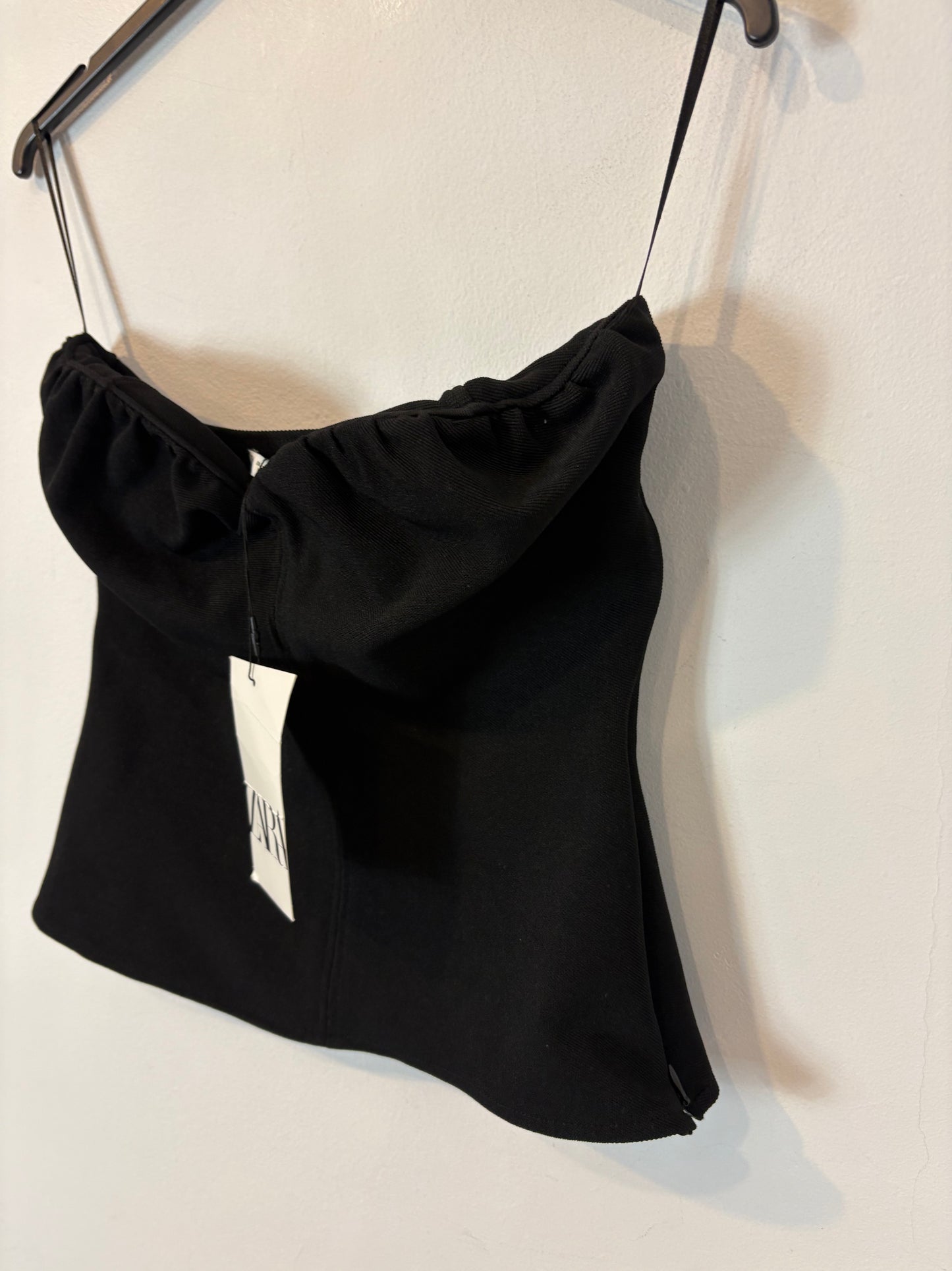 ZARA. Sandalia dorada tacón medio