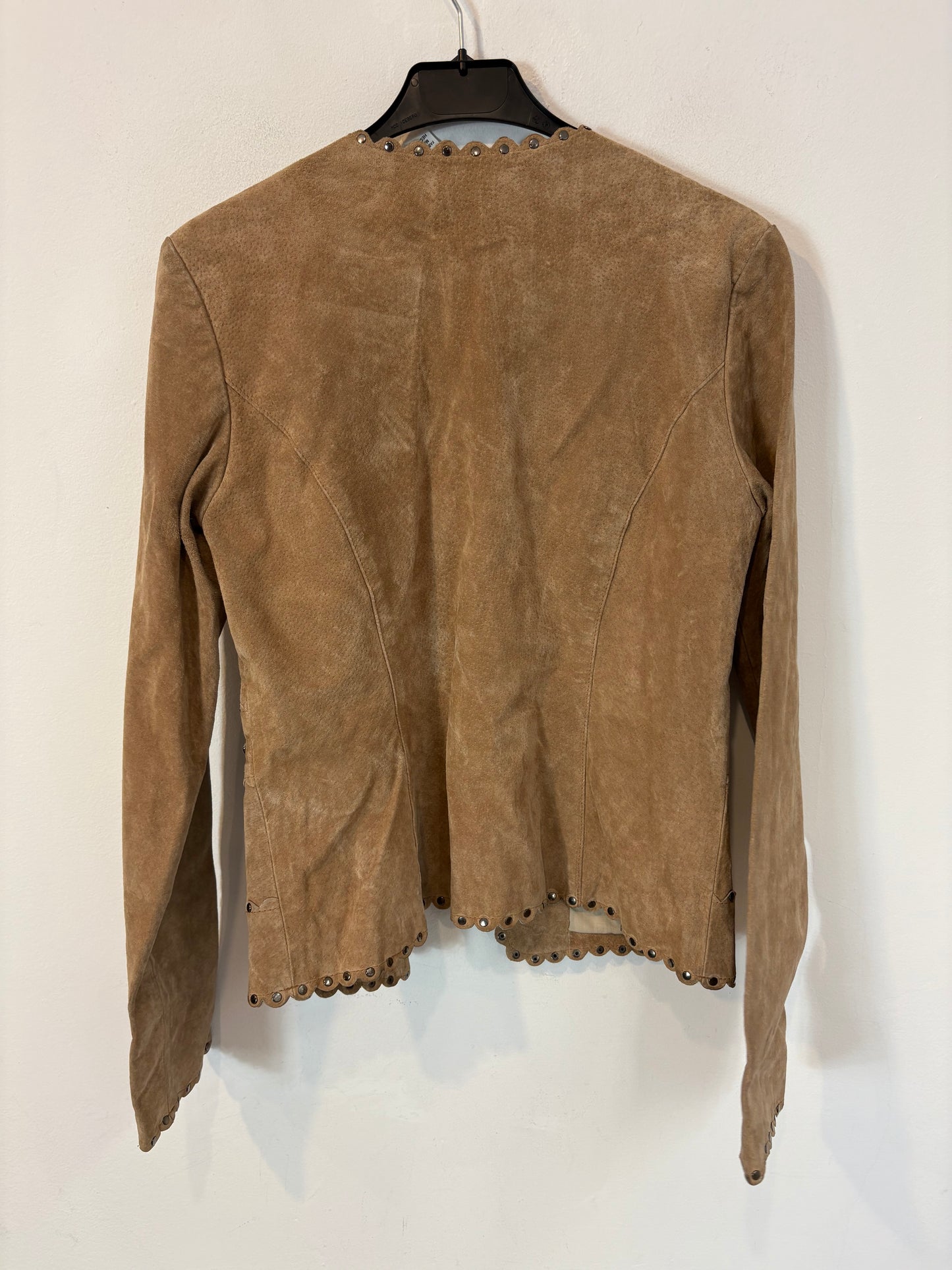 MORGAN. Chaqueta ante beige tachuelas