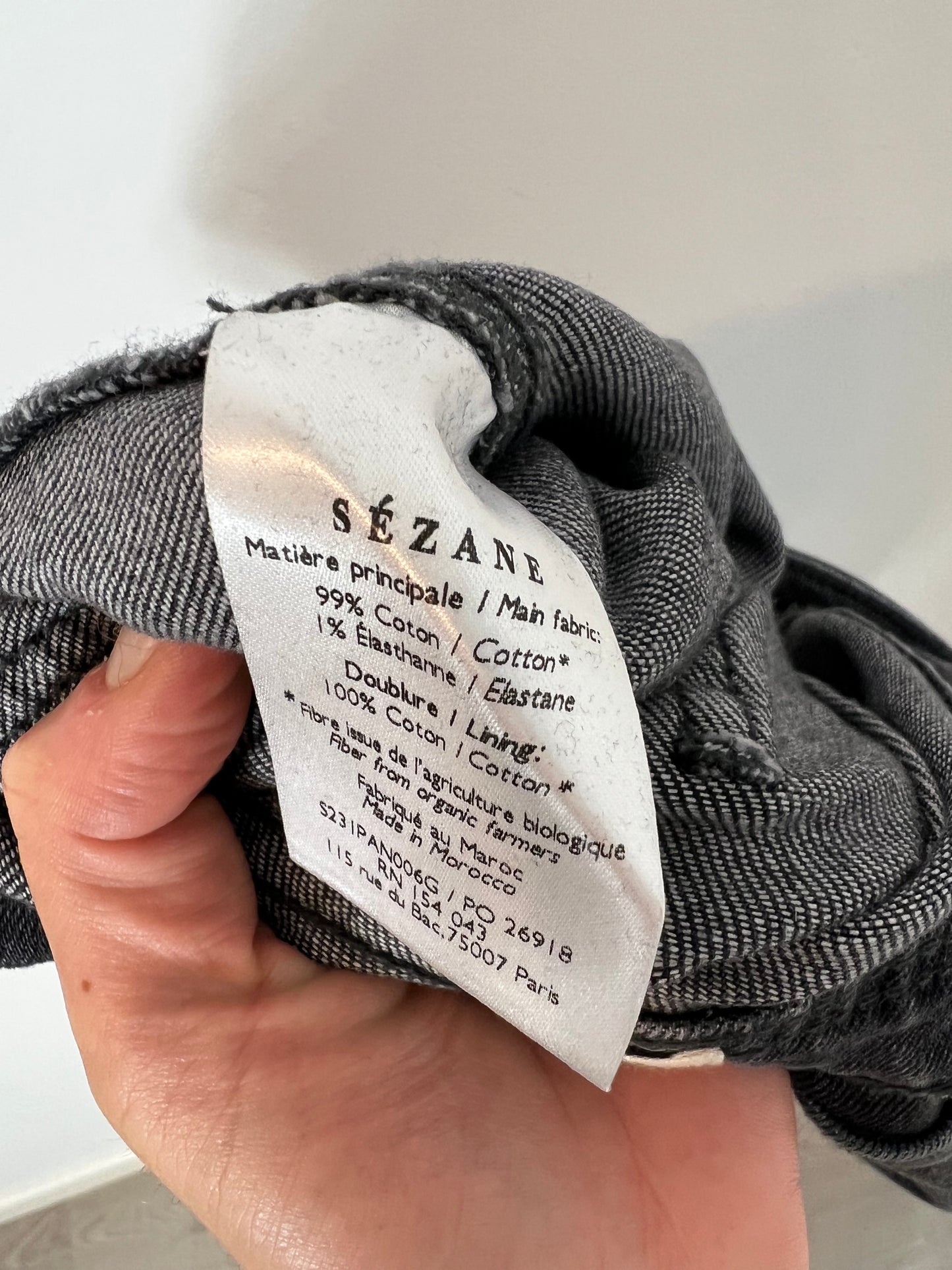 SEZANE. Pantalón denim negro pitillo T.26(36)