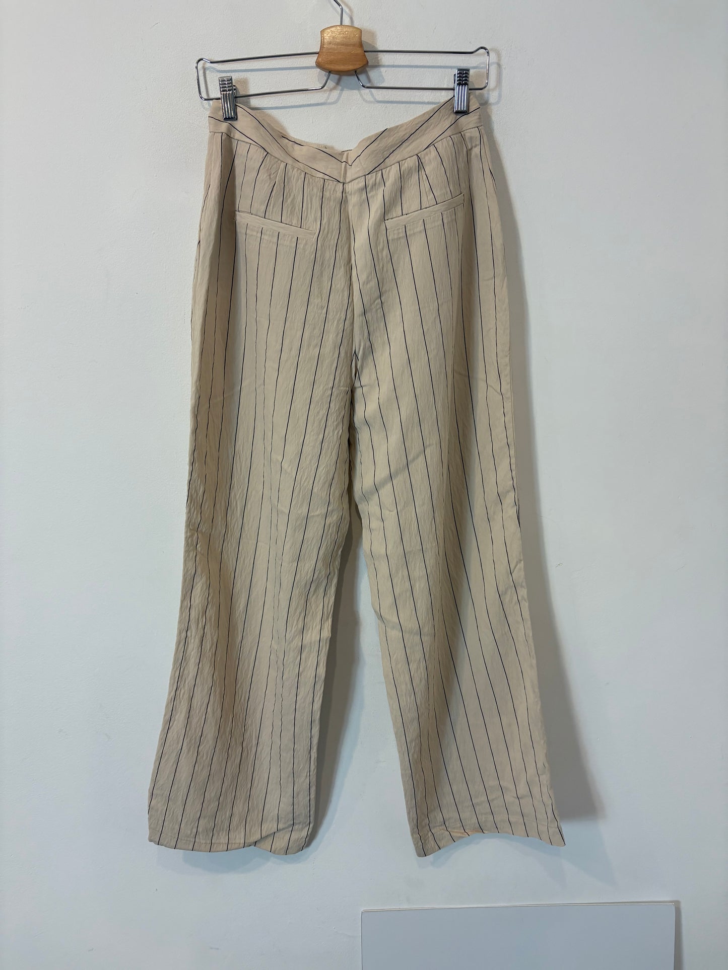 ZARA. Pantalón pinzas beige raya